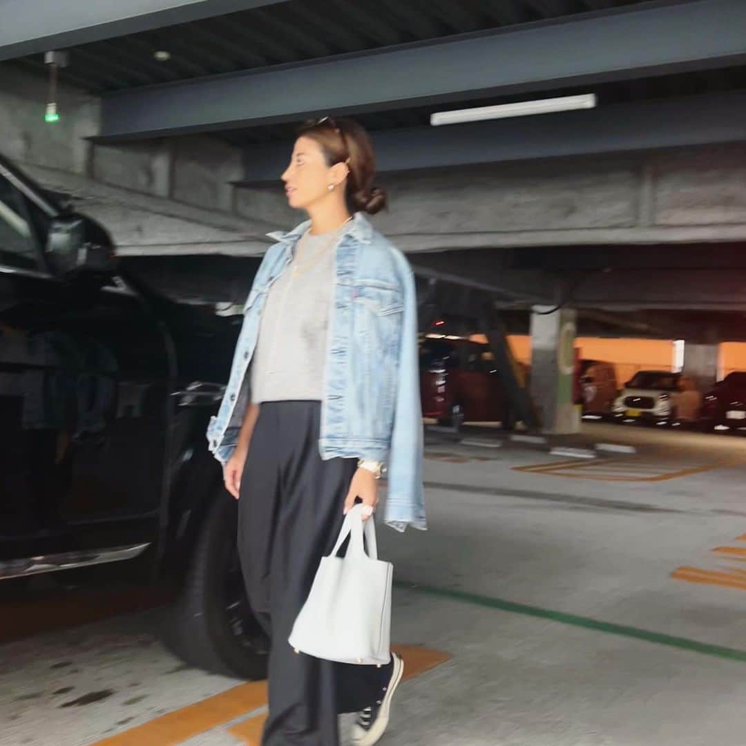 藤後夏子のインスタグラム：「黒いパンツって、昔から変わらず自分のワードローブに入っていて、最近新しく入ったこの子は太めなのにすごく細く見えて、生地感も薄すぎず厚すぎずテロっでもずっしりでもなくて心地よくて、中にレギンス仕込んでも太く見えなくてすごくお気に入り🫶 洗濯するたび手に取ってる😂  にしても、10月後半だというのに昼はタンクトップでも過ごせそうな東京🗼🥺  #coordinate #black  @scent.2022」