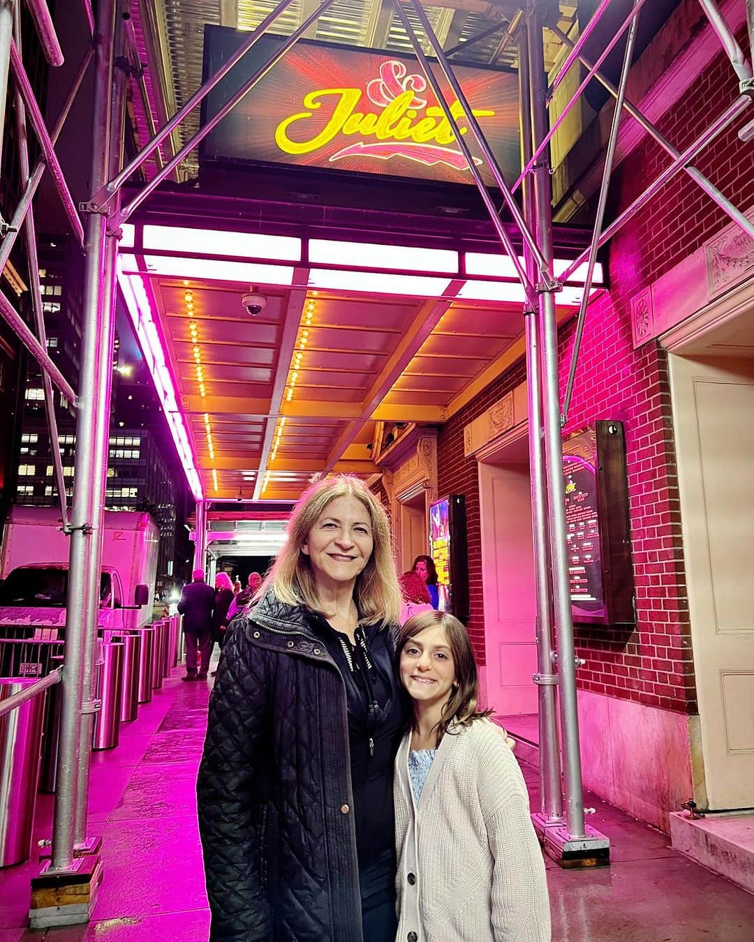 Ilana Wilesさんのインスタグラム写真 - (Ilana WilesInstagram)「My mom took Harlow and me to see “& Juliet” on Broadway this past weekend. Grammy is the one who introduced me to her love of musical theater when I was a kid, so it feels extra special to see her share this love with Harlow. The show was great. So much fun. Once again, I was blown away by how many supremely talented people exist in this world. And of course we had to wait for signatures at the stage door! Harlow is building quite a collection of signed playbills. 🎭」10月24日 22時37分 - mommyshorts