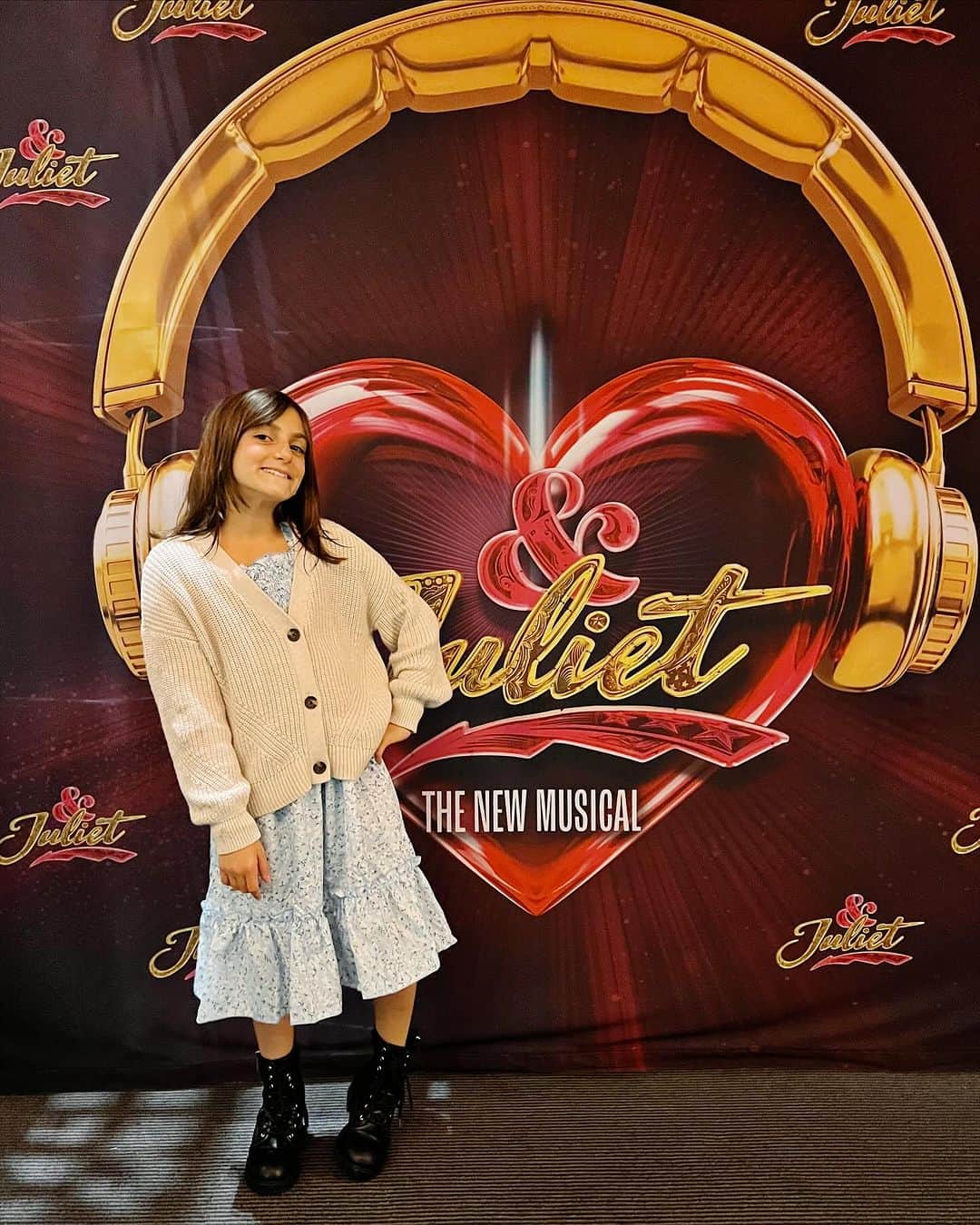 Ilana Wilesのインスタグラム：「My mom took Harlow and me to see “& Juliet” on Broadway this past weekend. Grammy is the one who introduced me to her love of musical theater when I was a kid, so it feels extra special to see her share this love with Harlow. The show was great. So much fun. Once again, I was blown away by how many supremely talented people exist in this world. And of course we had to wait for signatures at the stage door! Harlow is building quite a collection of signed playbills. 🎭」