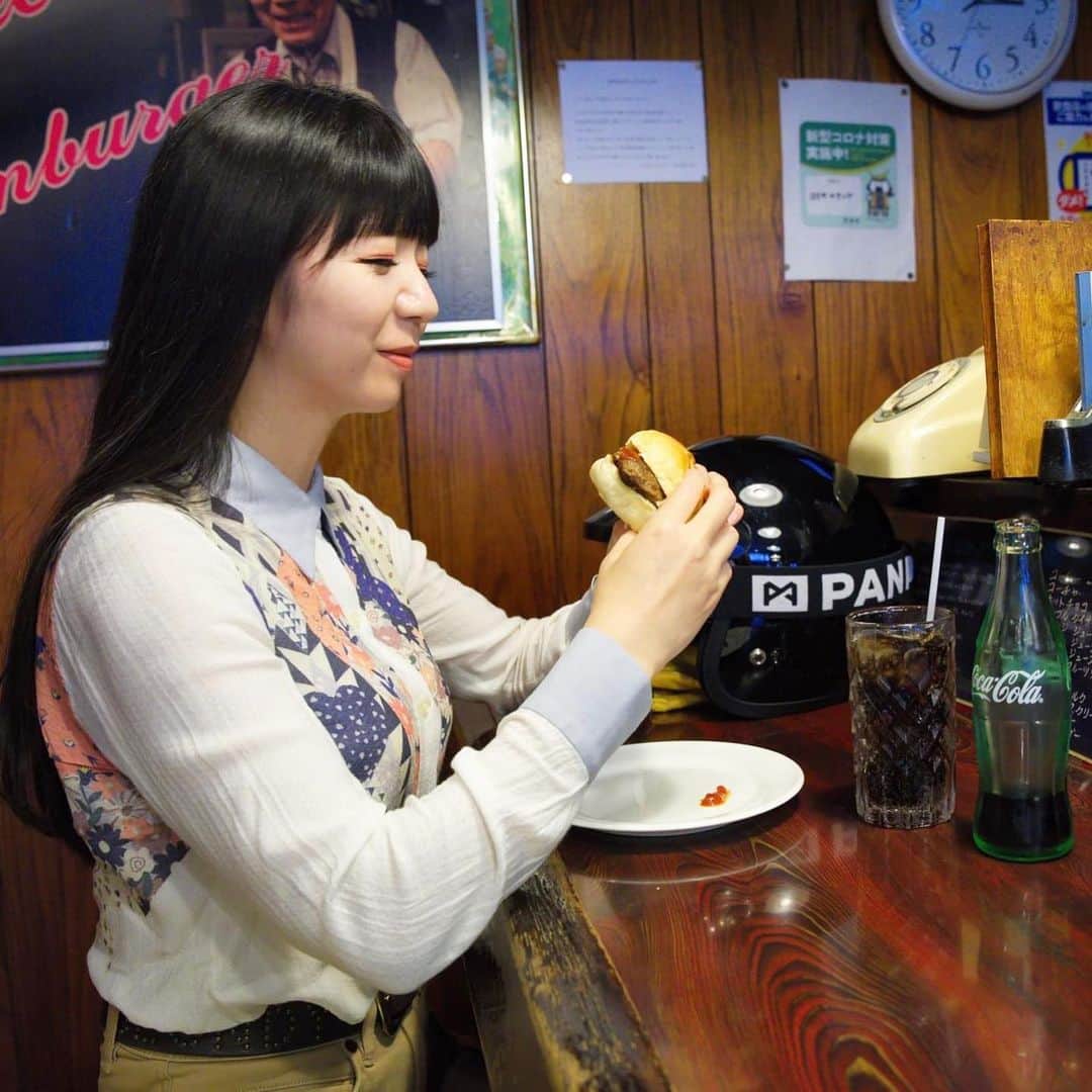 ちぱるのインスタグラム：「. 仙台に行っておりました。そこで どうしても食べてみたかった現存する 日本最古のハンバーガー屋さんで ハンバーガーを食べてみました。なんと マクドナルドが上陸してくる以前のはるか昔の 73年前からハンバーガーを売ってるそうで、 食べてみたらマクドナルドともバーガーキングとも モスバーガーともドムドムとも全く違うこれが日本の ハンバーガーの元祖なんだと感動してしまいました！ そして仙台市地下鉄の構内で撮影をするわたくしは、 本日24日発売の単車倶楽部ガールズバイカーにて どうぞよろしくお願いします！  そして明日水曜夜10時あたりから Facebook LIVE配信もありますので   配信はこちらから https://www.facebook.com/chiparu125   そちらもよろしくお願いしま～す♪✨😊 . . .」