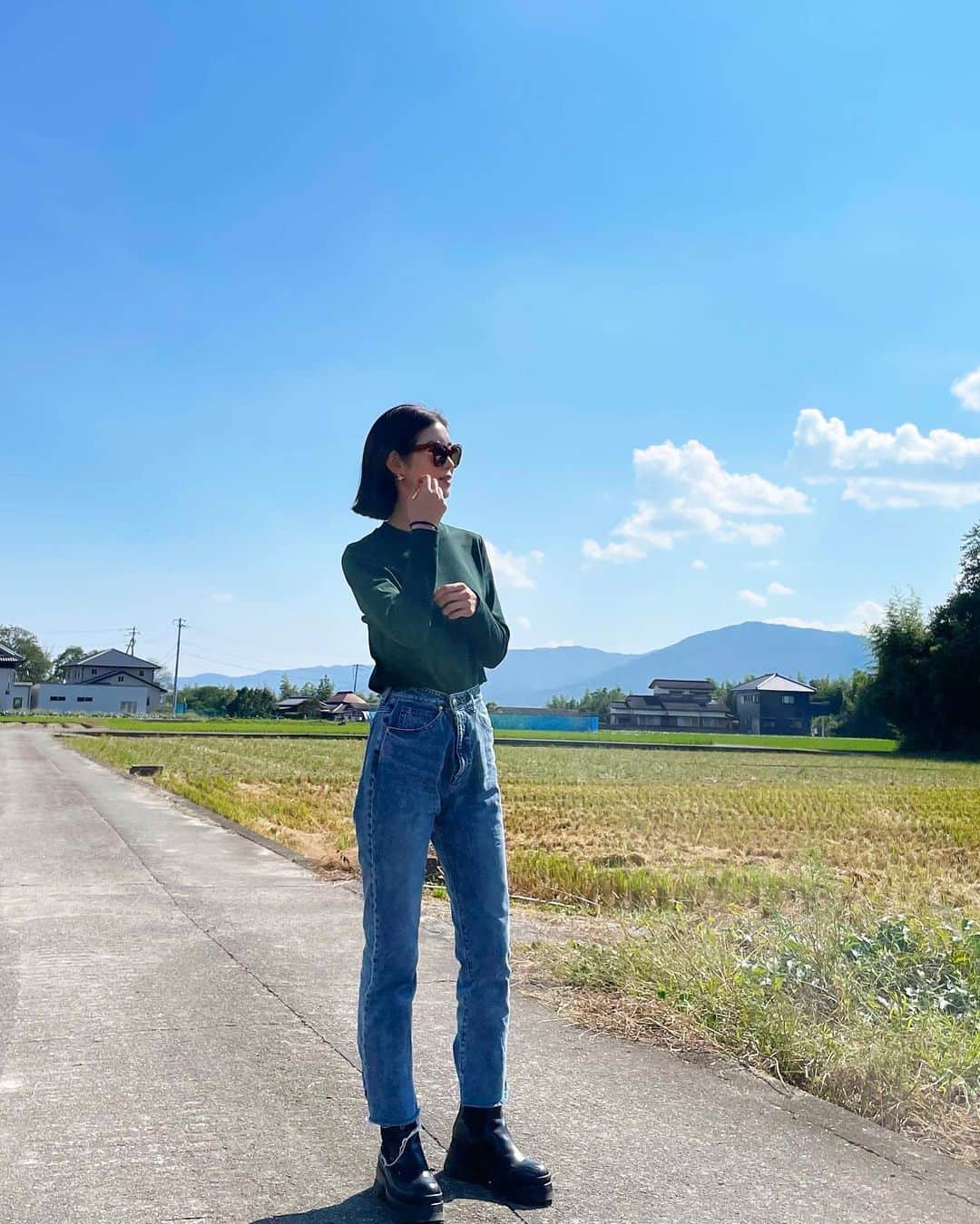 川人未帆のインスタグラム：「・ 徳島の田舎の方にある父の実家。 私の幼い頃には祖父母も中心部に引っ越してきていて、週末や盆暮正月だけ変える場所になっていたけど、 それでも幼い頃の思い出が沢山詰まった家。 数年前に祖父母が施設に入ることになり、それから空き家になっていましたが、購入してくださる方が見つかったので最後に見に行くことに。 小さい頃は、まだ近くに牛舎があっって、そう思うとあの頃と臭いも随分変わったなぁ〜とか。でもこの長閑な景色は幸いなことにちっとも変わっていない。 春になると、軒先に巣を作る燕を楽しみにしていたこと、暑い夏、周りの田んぼの水路の水が冷たくて気持ちよくて、タニシを見つけてとったりしたこと、気持ちのいい秋の日に瓦の屋根に布団を干してその上で姉や従姉妹と寝転んだこと、冬はちゃんちゃんこを着てこたつに入り、干し柿やお餅を食べたこと。 姉と、ネズミを捕まえて、可愛いから飼おう！と持って帰ったら祖母と母に怒られて、竹藪まで放しにいったこと。笑 色んな思い出が詰まっています。  久しぶりに中を覗いたら、それなりに空き家になっていたけど…でも立派な家だったな。  この後、家の上空から撮った写真を持って祖父母のところに行って見せると、もう私のことも認識しているかどうかの祖父がそれを見て、 “この家はわしが建てたけんな！”と嬉しそうにしていた☺️ 江戸時代からの土地らしい。  いつもいい空気が漂っているこの周辺が私はとっても好きで、 ぜひ次に住まわれる方にも、幸せな歴史を刻んで行ってほしいなあなんて思いました☺️  娘にも見せられてよかった！  最後の写真は、ずっと好きだったおもちゃを発見。これ知ってる方いる？ 乳搾りのおもちゃです笑 持って帰って綺麗に洗い、娘が使っています笑🐄」