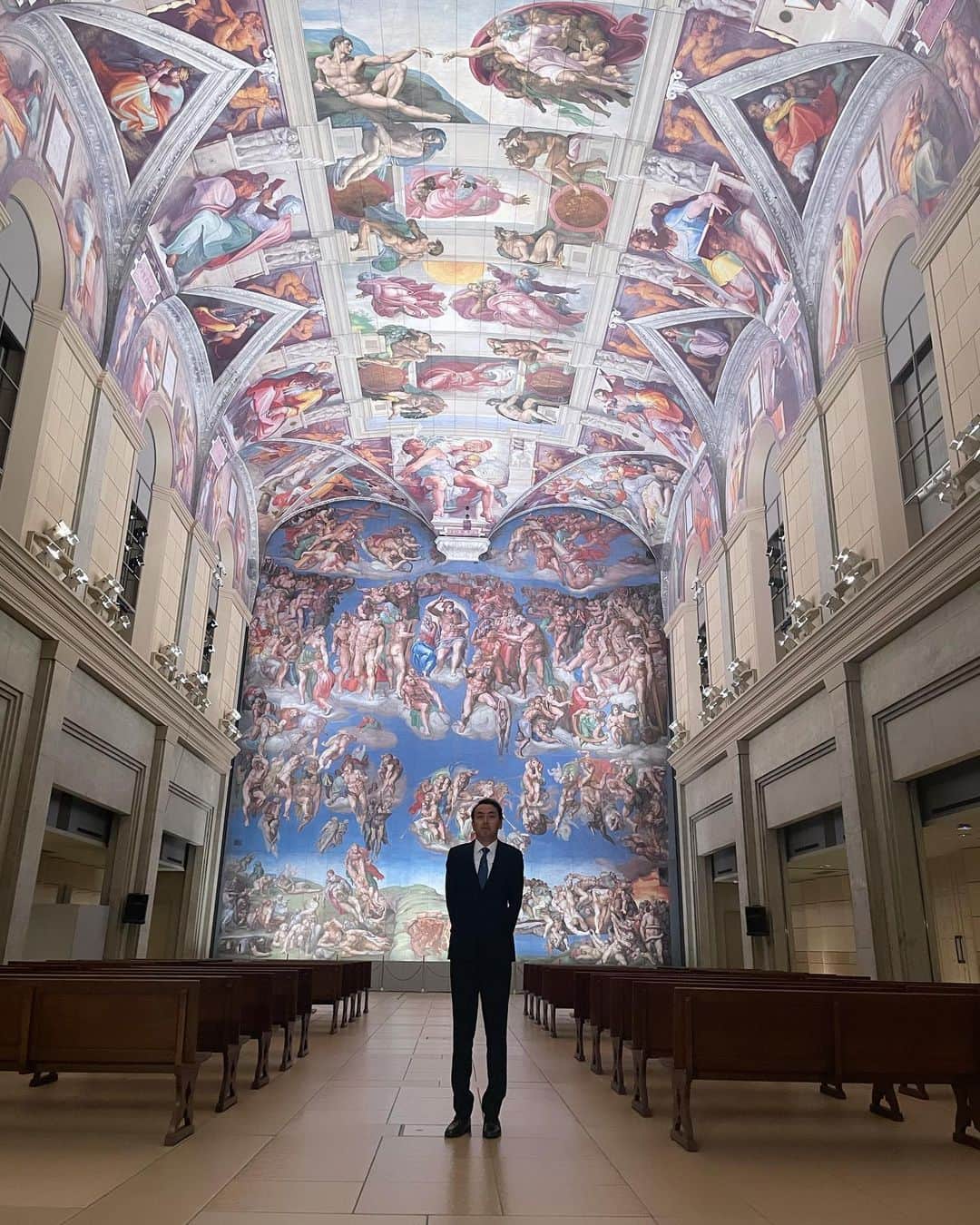 のインスタグラム：「引き続き大塚国際美術館。米津玄師さんが歌ったところです。なんか俺の足折れてない？😥」