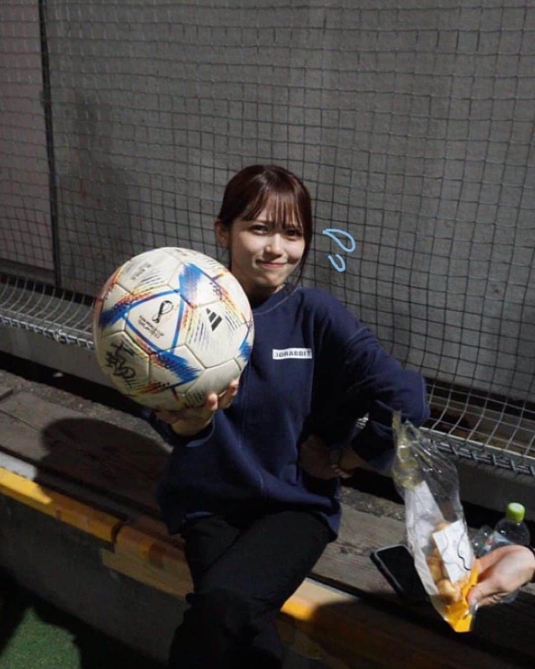 大賀咲希さんのインスタグラム写真 - (大賀咲希Instagram)「30年ぶり？くらいにフットサルをやりました。  10回くらいゴールを決めるチャンスをいただいたのに、 ほぼ空振り(TT)💢  ちゃんと蹴れても ボールが上にしか飛びませんでした。  ドッチボールもやったのですが、 「この速さのボールをもしキャッチしたら内臓潰れちゃうんじゃないか。。」とか 余計なことを考えちゃうタイプで キャッチしたところでしょぼいのしか投げれないので  逃げ回ることに情熱を注いでました() 球技向いてないです…  #楽しかった」10月24日 22時45分 - saki_ohga