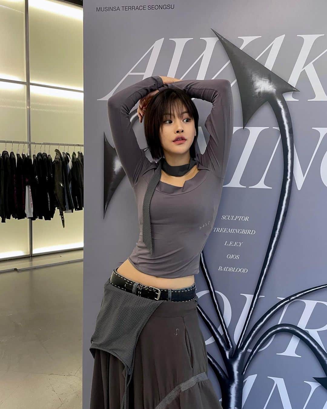 ビヤさんのインスタグラム写真 - (ビヤInstagram)「#광고 성수동 좋아하는 사람들 주목 ! ..🏃🏾🤍.. 무신사 테라스 성수에 23FW 여성 컬렉션 중 가장 주목받는 오호스,배드블러드,엘이이이와이,트리밍버드,스컬프터 다섯브랜드가 모였어요. 피팅 체험도 가능하고, 브랜드 굿즈 아이템을 받을수있는 럭키박스 이벤트도 진행중이니 들려보세요 꼭이요 🫰🏾  • 10월24일 - 10월30일 (11:00 ~ 19:00) • 성동구 아차산로 104, 3F 무신사 테라스 성수  #무신사 #MUSINSA @musinsa.official  #트리밍버드 #배드블러드 #엘이이와이 #스컬프터 #오호스」10月24日 22時45分 - b_2ya