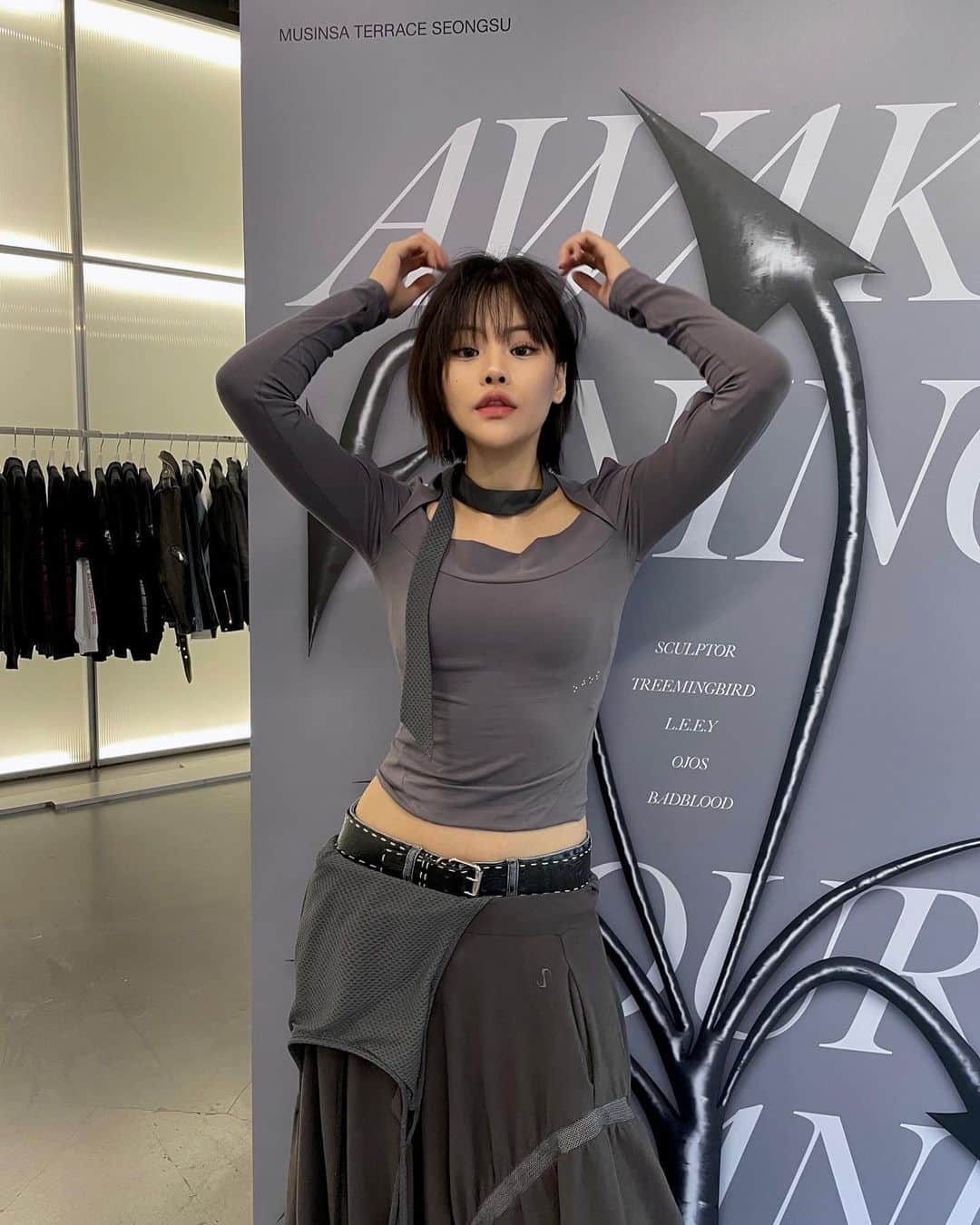 ビヤさんのインスタグラム写真 - (ビヤInstagram)「#광고 성수동 좋아하는 사람들 주목 ! ..🏃🏾🤍.. 무신사 테라스 성수에 23FW 여성 컬렉션 중 가장 주목받는 오호스,배드블러드,엘이이이와이,트리밍버드,스컬프터 다섯브랜드가 모였어요. 피팅 체험도 가능하고, 브랜드 굿즈 아이템을 받을수있는 럭키박스 이벤트도 진행중이니 들려보세요 꼭이요 🫰🏾  • 10월24일 - 10월30일 (11:00 ~ 19:00) • 성동구 아차산로 104, 3F 무신사 테라스 성수  #무신사 #MUSINSA @musinsa.official  #트리밍버드 #배드블러드 #엘이이와이 #스컬프터 #오호스」10月24日 22時45分 - b_2ya