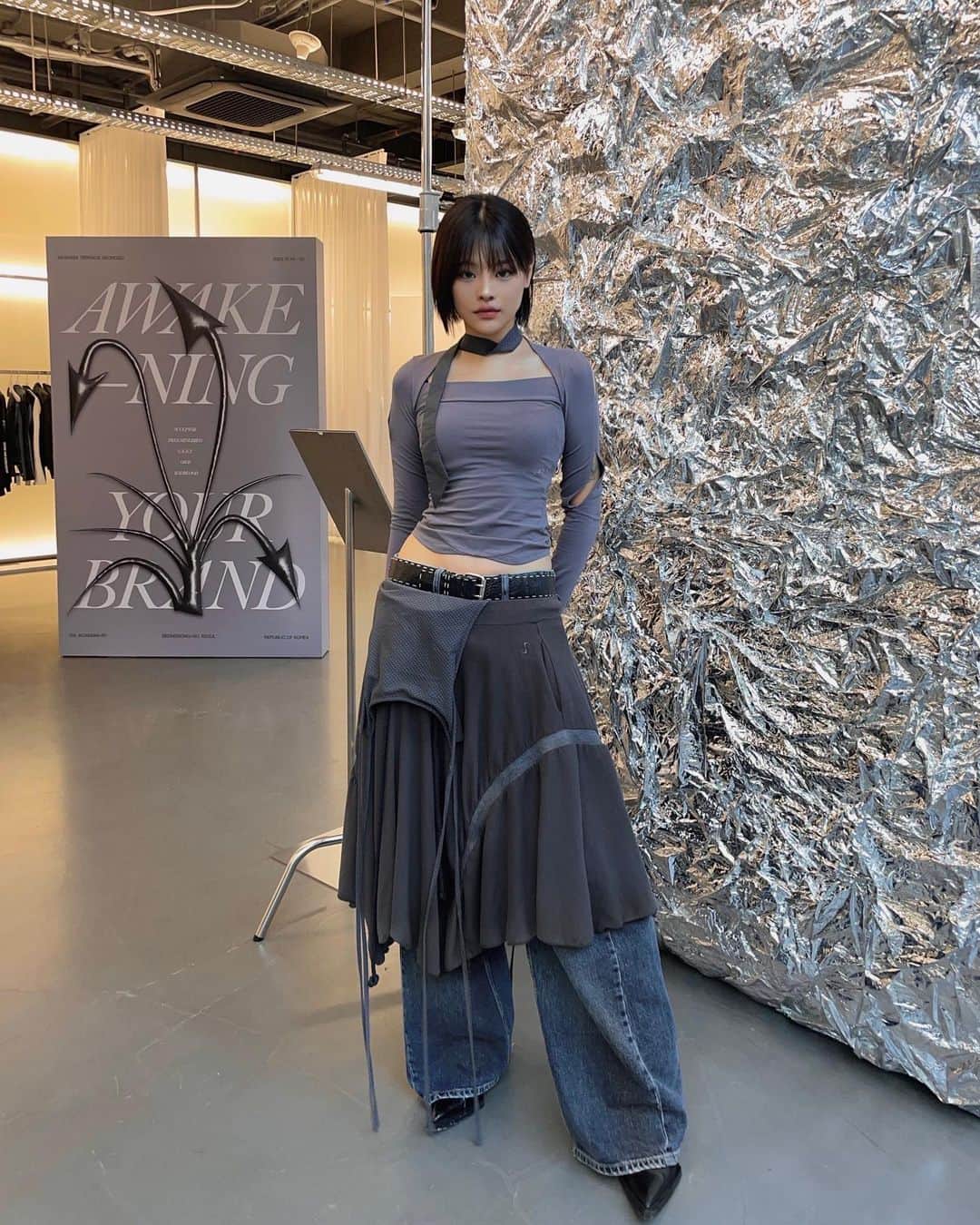 ビヤさんのインスタグラム写真 - (ビヤInstagram)「#광고 성수동 좋아하는 사람들 주목 ! ..🏃🏾🤍.. 무신사 테라스 성수에 23FW 여성 컬렉션 중 가장 주목받는 오호스,배드블러드,엘이이이와이,트리밍버드,스컬프터 다섯브랜드가 모였어요. 피팅 체험도 가능하고, 브랜드 굿즈 아이템을 받을수있는 럭키박스 이벤트도 진행중이니 들려보세요 꼭이요 🫰🏾  • 10월24일 - 10월30일 (11:00 ~ 19:00) • 성동구 아차산로 104, 3F 무신사 테라스 성수  #무신사 #MUSINSA @musinsa.official  #트리밍버드 #배드블러드 #엘이이와이 #스컬프터 #오호스」10月24日 22時45分 - b_2ya