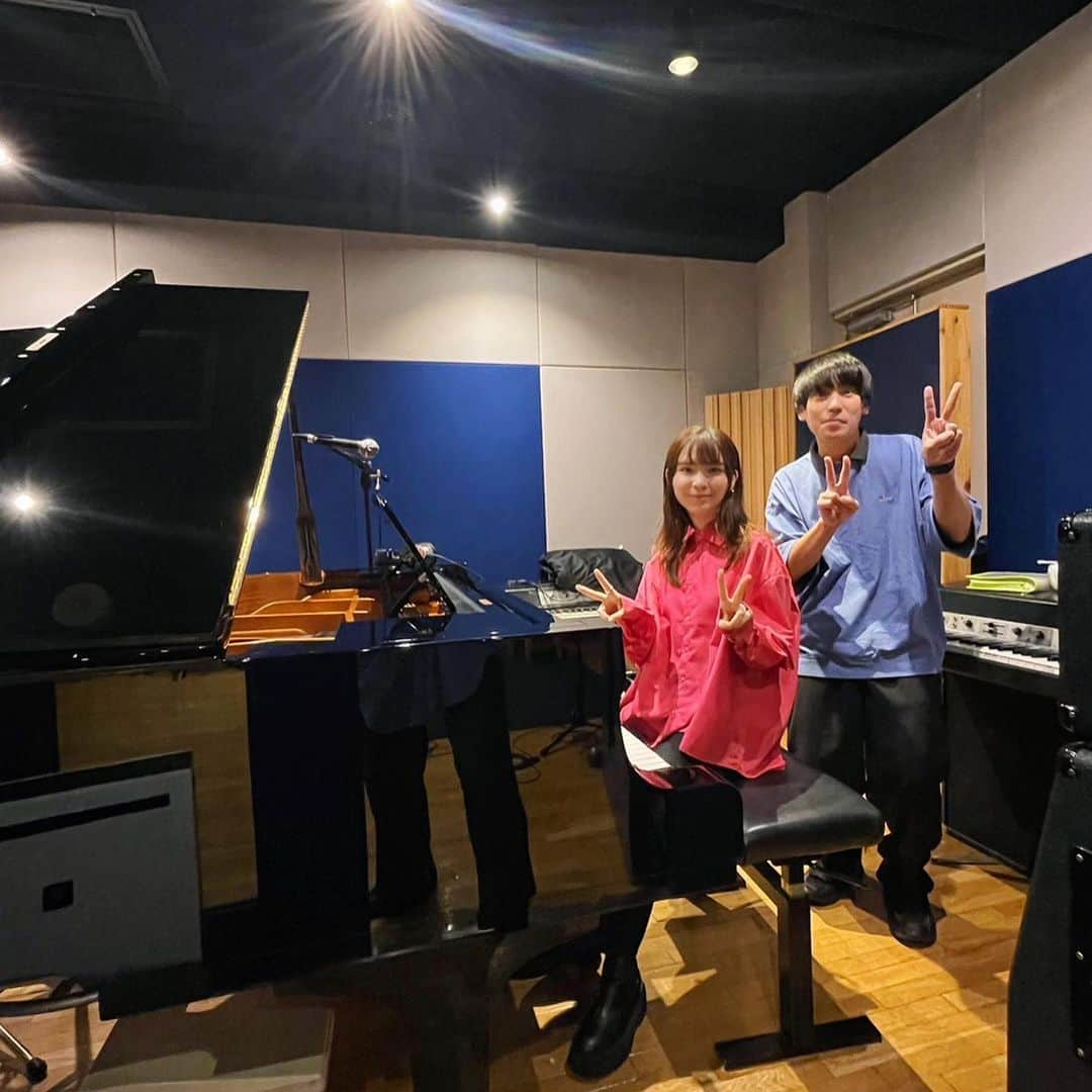 蒼山幸子さんのインスタグラム写真 - (蒼山幸子Instagram)「SAKANAMONの新曲 「猫の尻尾feat.蒼山幸子」、 鍵盤とコーラスで参加させて頂きました！ 昔から大好きなSAKANAMONと ご一緒できてとても光栄です。 写真はレコーディングの時、 久しぶりにお会いできたげんきさんと。 相変わらずで和みました。 並んだらキキララみたいな配色に。 とても切なくて素敵な曲なので、 どうぞお楽しみに🐈🎹 11月15日配信リリースだそう！ #sakanamon」10月24日 22時46分 - sachiko_aoyama