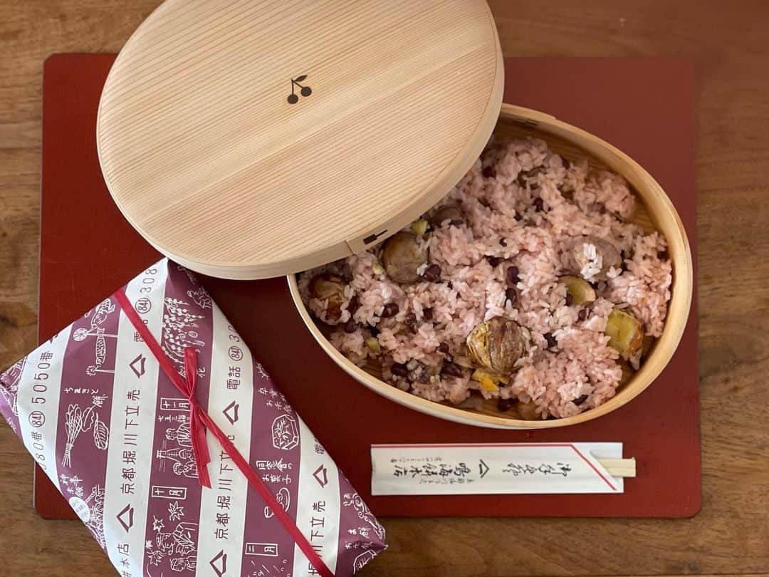 木本泉のインスタグラム：「- 京都"鳴海餅本店" 🌰栗赤飯🍂  ゴロゴロ栗が入ったこの季節限定の栗赤飯。  ここのお赤飯を食べたら他のお店のは食べられない🤭  母が送ってくれました📦  嬉しかったな🧡 ありがとう〜！  #栗赤飯#京都鳴海餅本店#秋#秋の食材」
