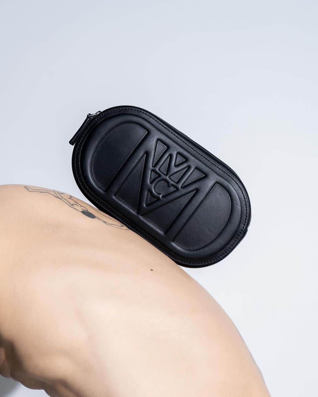 エムツェーエムさんのインスタグラム写真 - (エムツェーエムInstagram)「The Mode Travia Crossbody Pouch, made for hands-free carriage.  MCM Autumn Winter 2023 Collection  #MCMAW23」10月25日 0時00分 - mcmworldwide