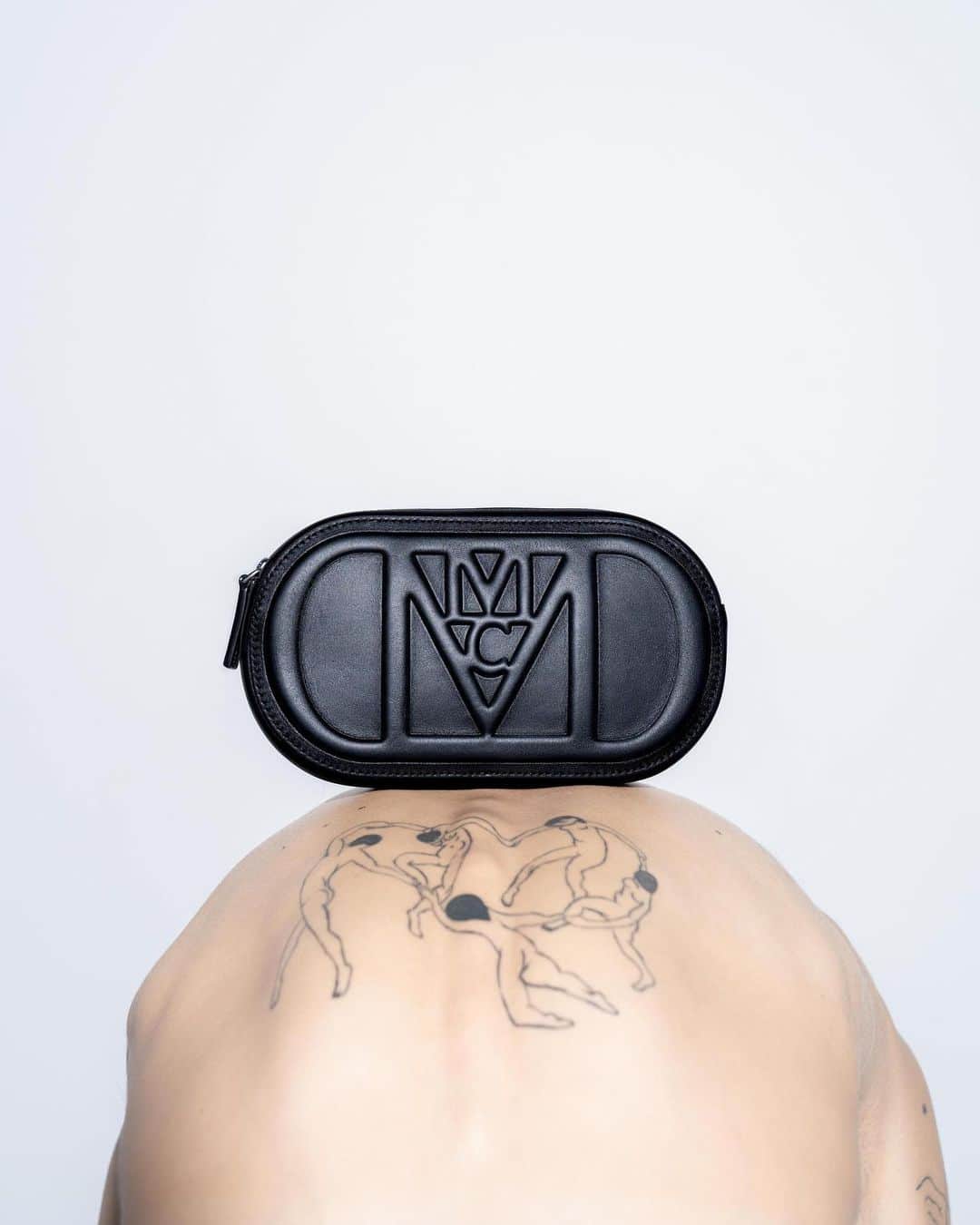 エムツェーエムさんのインスタグラム写真 - (エムツェーエムInstagram)「The Mode Travia Crossbody Pouch, made for hands-free carriage.  MCM Autumn Winter 2023 Collection  #MCMAW23」10月25日 0時00分 - mcmworldwide