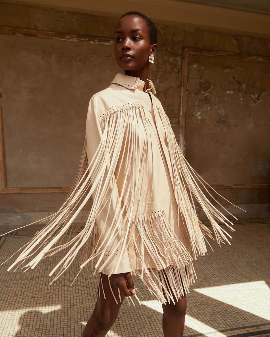 オスカーデラレンタのインスタグラム：「Fall in fringe. Invite the dynamic into everyday with the season's most layerable piece. #odlrfall2023  Tap to shop and click the link in bio to discover.」
