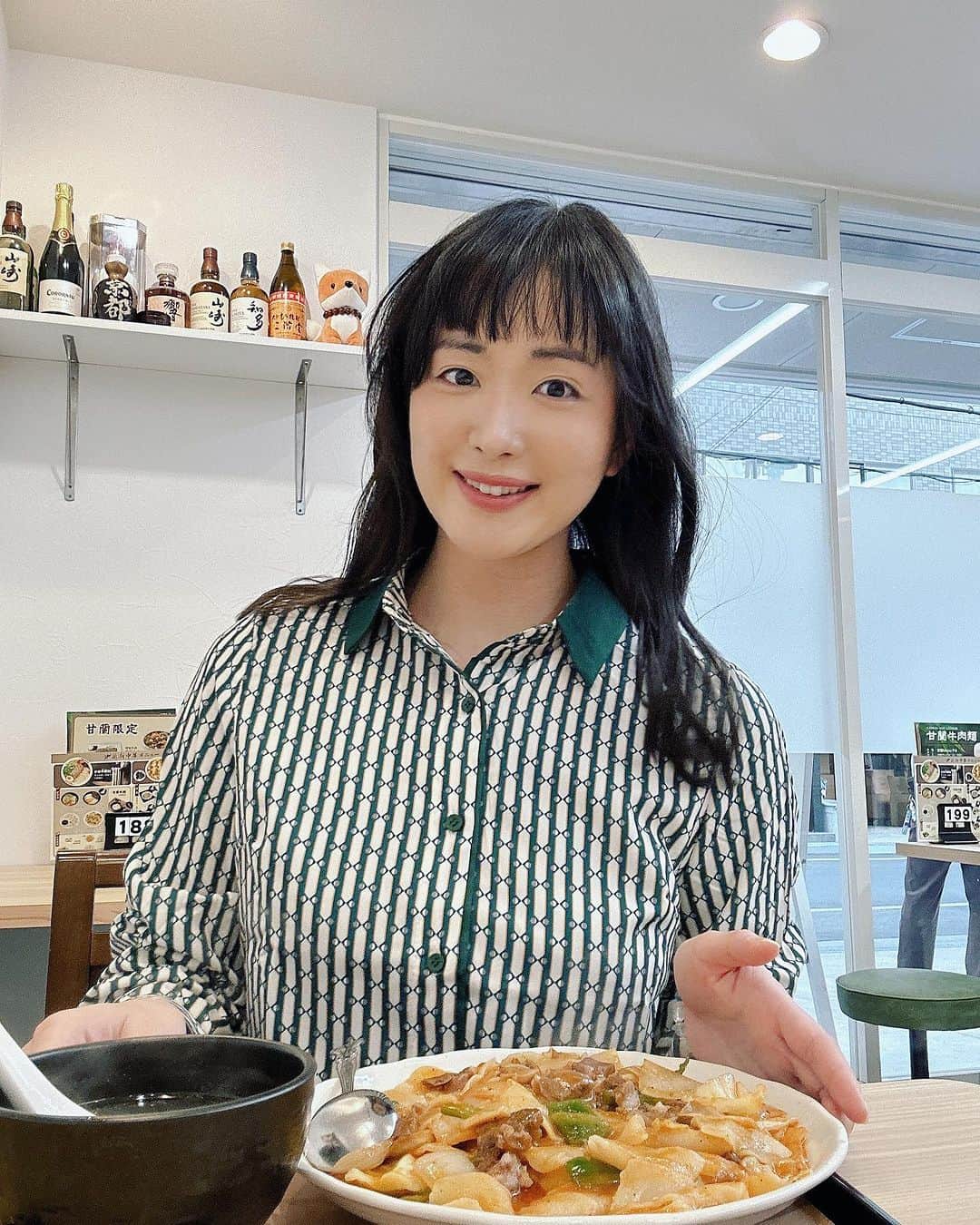 KagitaYukikoのインスタグラム：「🍽️✨🇨🇳  甘蘭 大阪新深江店で オーダーした 甘蘭焼きそばセットに 小皿料理たち✨✨  焼きそばなんやけど きしめんちっくな もちもち美味しい平たい麺が たれに絡んで うまうま〜(´∀｀*)💕  本場中国を感じる 本格的なお味の 小皿料理たち✨✨  こちらのお店 今年9月19日に 新深江駅近くに オープンしたばかりの 新中華手打ち牛骨ラーメン店で🍜  麺はお店の右隣にある ✨甘蘭牛肉麺研究所✨ という製麺室で打った麺が 食べれるんです🍜✨  📍大阪府大阪市東成区神路4-3-10 営業時間11:00～21:00  #PR @kanran.official #甘蘭牛肉麺  #甘蘭新中華 #新深江グルメ  #大阪グルメ  #新深江ランチ  #新深江ディナー  #大阪ランチ  #大阪ディナー」