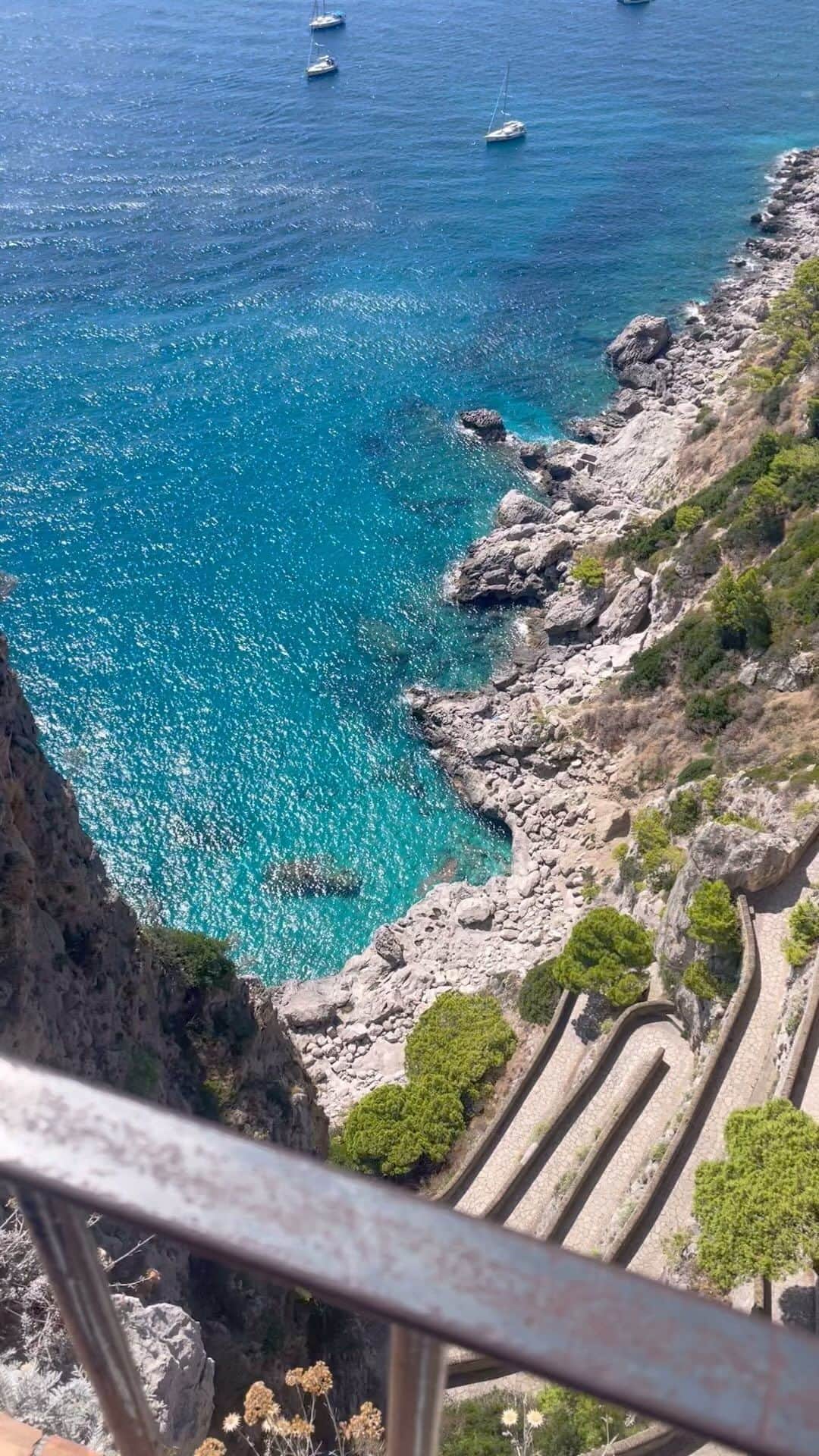 西川あやののインスタグラム：「イタリア旅行🇮🇹 時差投稿します。✨  #italy #capriisland 🍋 #カプリ島 #sea #tyrrheniansea」