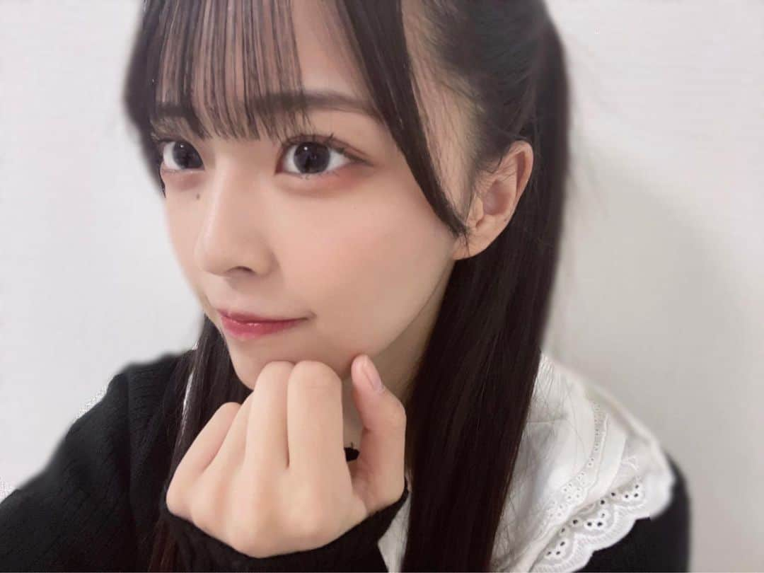 桜田彩叶のインスタグラム：「1週間毎日投稿 4日目！  女の子っぽい顔になりたくて 前回より濃いめの  #ピンクメイク してみました 🎀  ちょっと  #地雷メイク 参考にしてみた ♡  アイシャドウはがっつりピンク塗って まつ毛は太めの束感作りました 🪄 アイラインも目尻に沿って自然にタレ目に描きました！縦に目大きくなった〜  リップは  #リップモンスター の ラスボス！青み苦手だからあんまり使わないので珍しいかも！  女の子っぽい顔になりたかったんですけど、たまたま撮れてた3枚目の写真見て男顔やな〜ってなった（笑）   #アイドル  #アイドルメイク  #ハーフツイン」