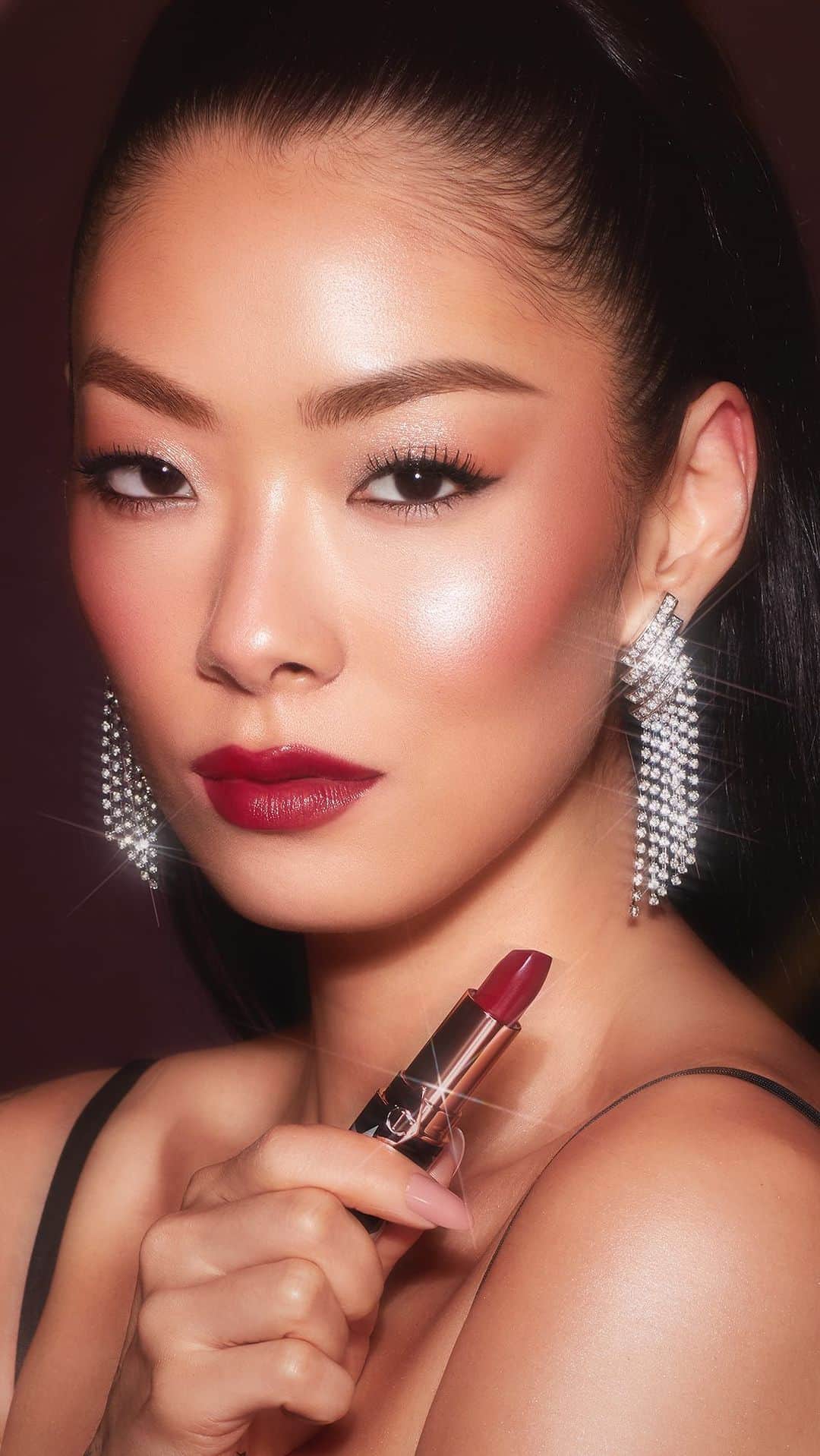 リナ・サワヤマのインスタグラム：「it’s a @charlottetilbury holiday girlies and there’s no better way to celebrate than by supporting EJAF’s Rocket Fund! 💋 @ejaf #StepIntoMagic #CharlotteTilbury #CharlotteTilburyHoliday」
