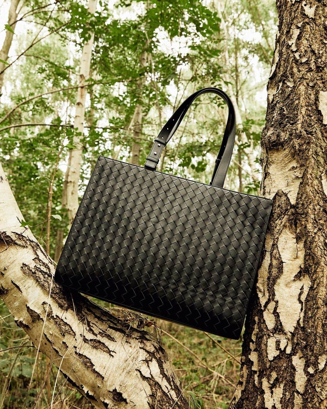 MATCHESFASHION.COMのインスタグラム：「We’re keeping this timeless #BottegaVeneta tote on rotation for the foreseeable.」