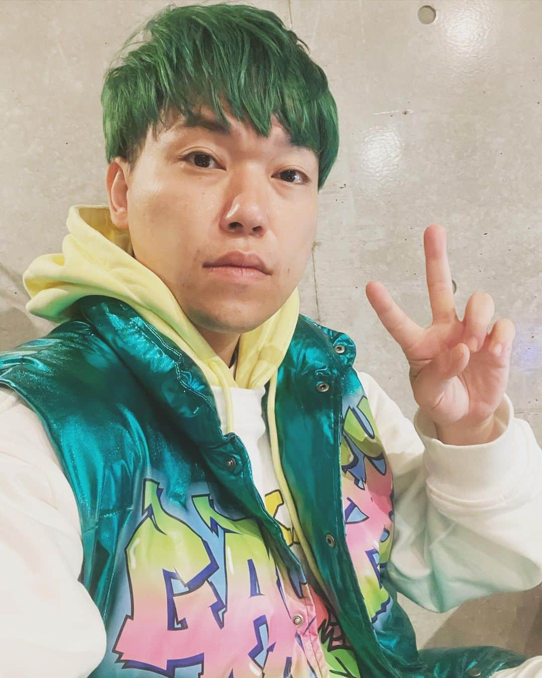 相馬トランジスタさんのインスタグラム写真 - (相馬トランジスタInstagram)「髪切った！！そしてこのベストかわ💚  #相馬トランジスタ #ずっとみどりが好き  #彩さんいつもありがとうございます  #それにして彼女欲しい #刈り上げ」10月24日 23時01分 - somatransistor