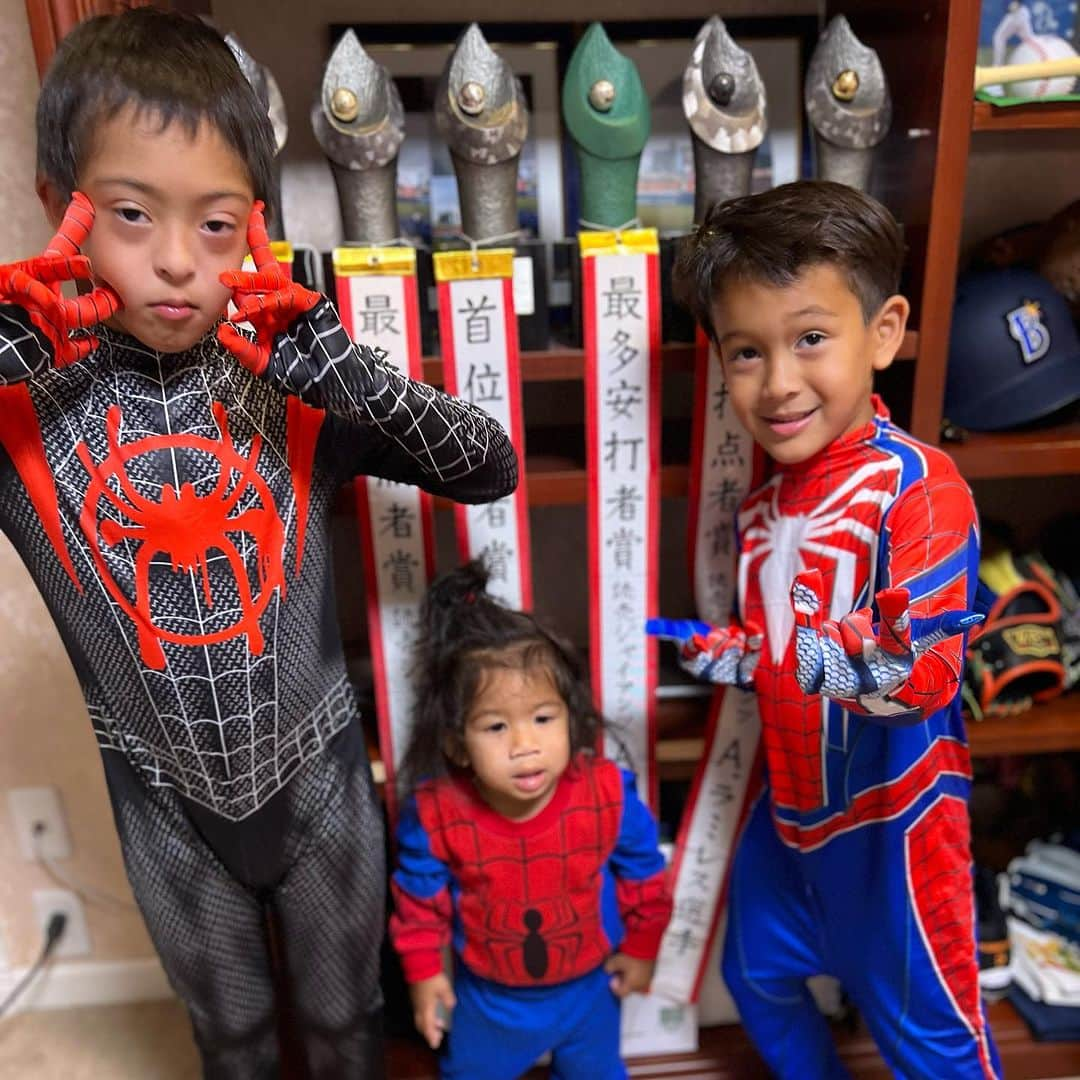 アレックス・ラミレスさんのインスタグラム写真 - (アレックス・ラミレスInstagram)「Rami-Man!!😅 nor Spider-Man, please tell me wish picture you like the most!! Ramichan family wearing Spider-Man outfit! #rami-Man #spiderman #spidermanoutfit #ramichanfamily #ramichanfamilygoodvibes #ramichanhof2023 #ramichanlegendinjapan #vamos #holloween #hollowingoutfit #vamos」10月24日 22時56分 - ramichan3