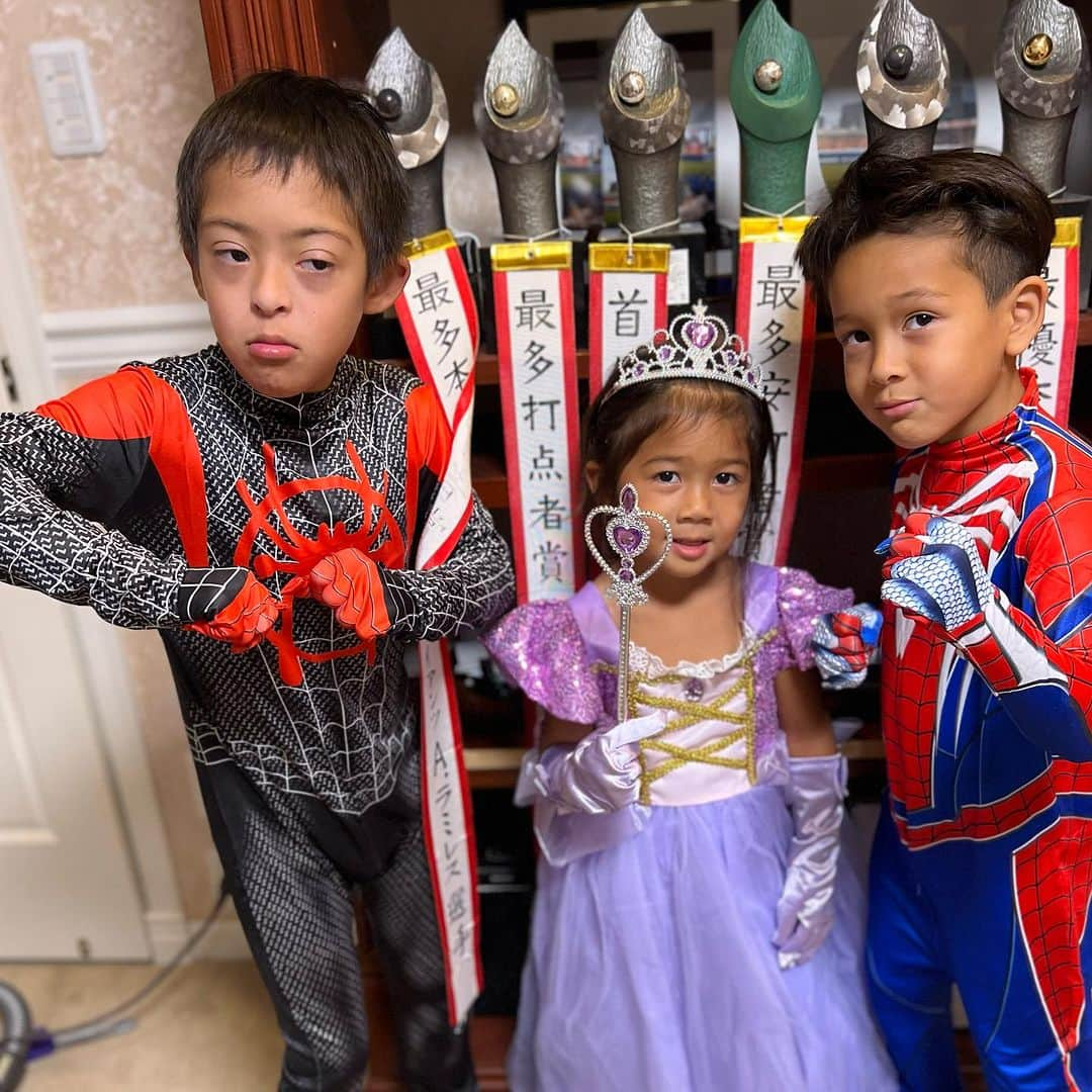 アレックス・ラミレスさんのインスタグラム写真 - (アレックス・ラミレスInstagram)「Rami-Man!!😅 nor Spider-Man, please tell me wish picture you like the most!! Ramichan family wearing Spider-Man outfit! #rami-Man #spiderman #spidermanoutfit #ramichanfamily #ramichanfamilygoodvibes #ramichanhof2023 #ramichanlegendinjapan #vamos #holloween #hollowingoutfit #vamos」10月24日 22時56分 - ramichan3