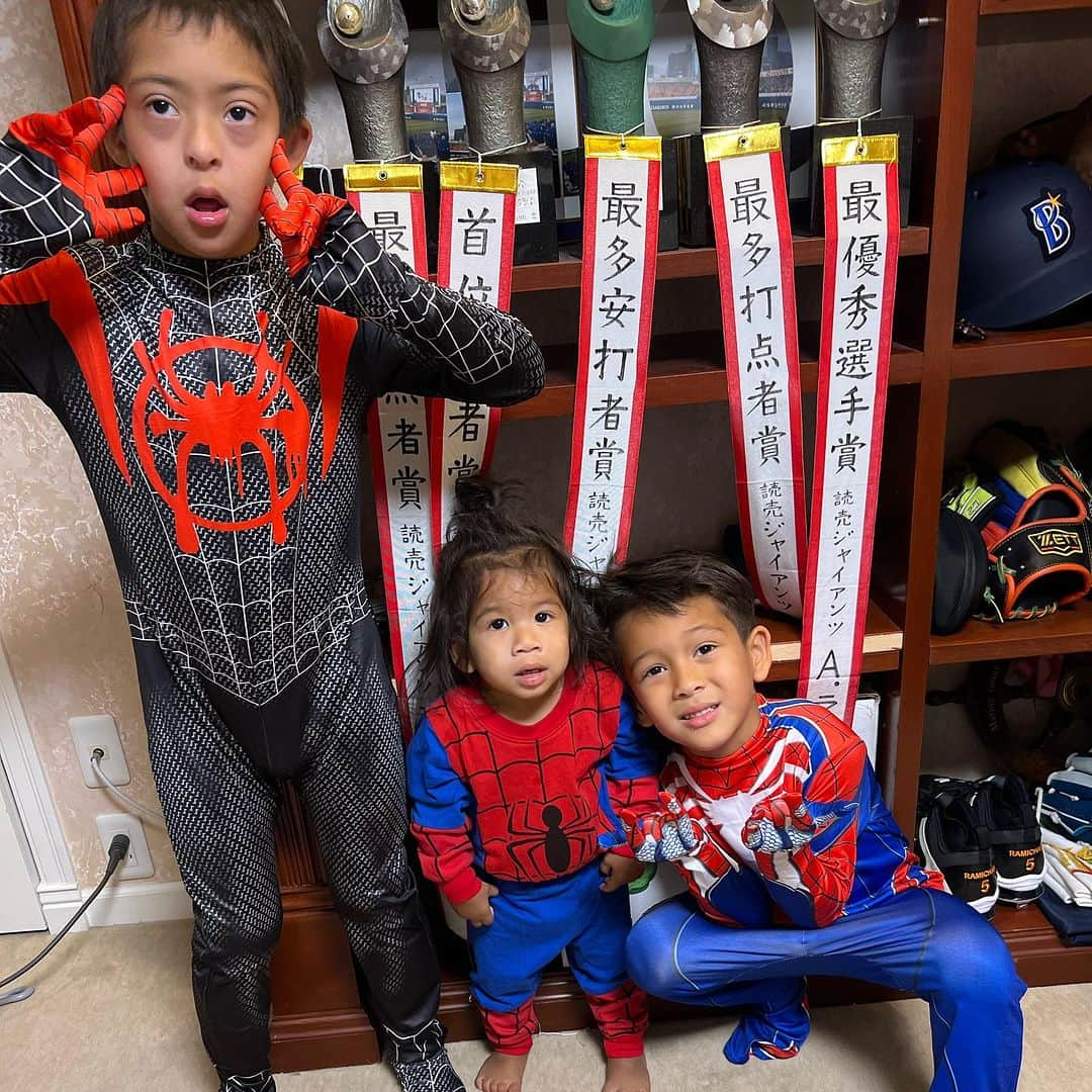 アレックス・ラミレスさんのインスタグラム写真 - (アレックス・ラミレスInstagram)「Rami-Man!!😅 nor Spider-Man, please tell me wish picture you like the most!! Ramichan family wearing Spider-Man outfit! #rami-Man #spiderman #spidermanoutfit #ramichanfamily #ramichanfamilygoodvibes #ramichanhof2023 #ramichanlegendinjapan #vamos #holloween #hollowingoutfit #vamos」10月24日 22時56分 - ramichan3