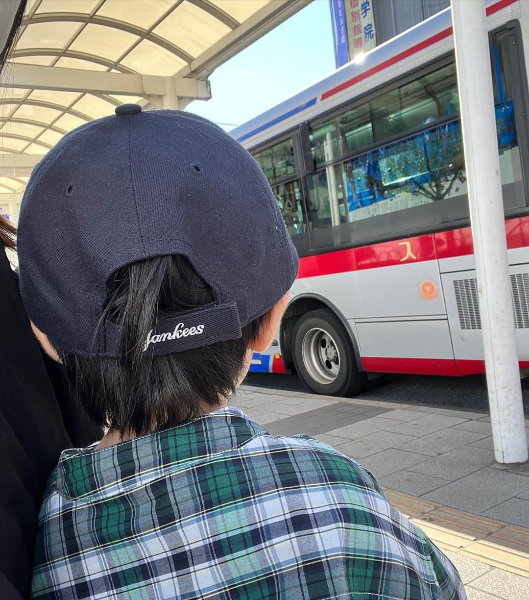 川田裕美さんのインスタグラム写真 - (川田裕美Instagram)「3歳児検診だったので、午前中は息子とデート🩵 落ち着いて一緒にお茶もできるようになって嬉しい🥰☕️🍫 車移動より電車とバスに乗るのが楽しいみたいなので、最近よく乗っています🚌平日はいいですね👍 駅の階段が長いところは途中から抱っこになるのでめちゃくちゃ疲れますが、あと何年かでもうこんな日は戻ってこないと思うと頑張れます😂」10月24日 23時02分 - hiromikawata163
