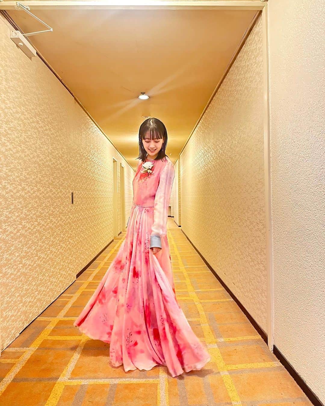 上坂樹里のインスタグラム：「.  素敵すぎるドレス....夢のような時間でした。  stylist @misaki28t  h&m  @ishikawayuki_hairmake」