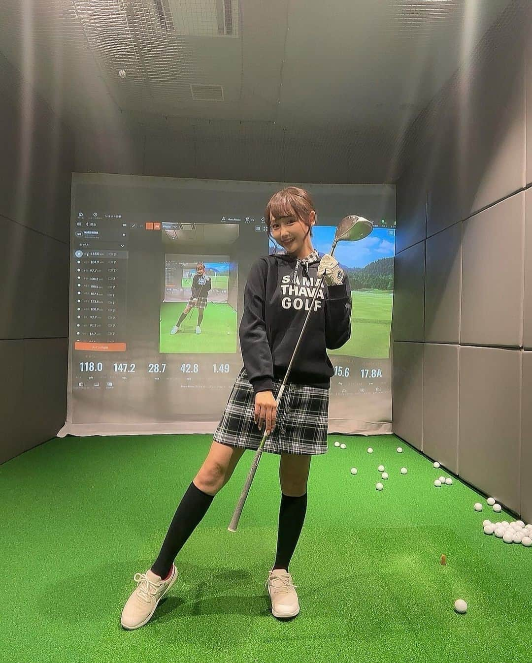 丸りおなのインスタグラム：「.  今日もお疲れ様〜！！  　　 お仕事終わりに @e_swing_premium でレッスン🏌️‍♀️💚  ゴルフ楽しい〜！これもレッスンのおかげ🥹👏  11月にはコンペもあるし、頑張ろう〜！！  おやすみなさい😴  golf wear: @samantha_golf   #ゴルフ #ゴルフ女子  #ゴルフウェア  #ゴルフ男子 #ゴルフ初心者 #ゴルフスイング #ゴルフバカ #ゴルフコーデ #ゴルフ練習 #ゴルフレッスン #ゴルフ女子コーデ #ゴルフ部 #ゴルフスイング動画 #ゴルフファッション #ゴルフ好き #ゴルフ仲間 #ゴルフ動画 #ゴルフ好きな人と繋がりたい #コンペ #golf #golfswing #golfbabes #golflife #golfstagram #golfing #インドアゴルフ #みなとみらい #クイーンズスクエア #クイーンズスクエア横浜 #丸りおな」