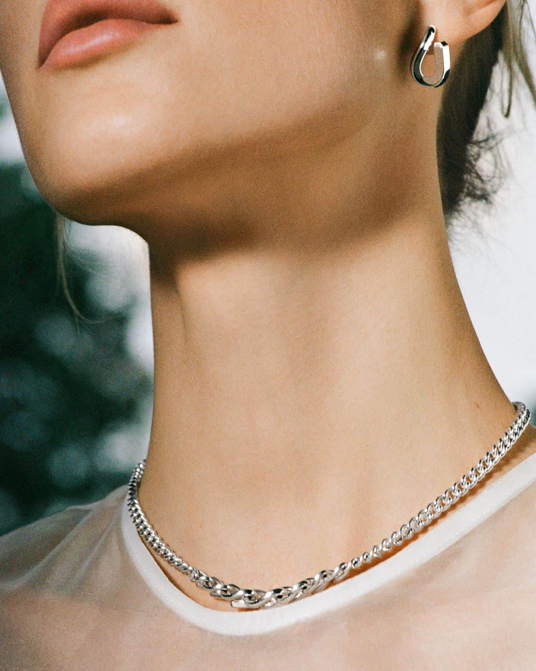 ティファニーさんのインスタグラム写真 - (ティファニーInstagram)「Quintessential chain link jewelry, re-envisioned. Our new Tiffany Forge necklaces are available in wide and narrow styles. Worn alone or layered, these all-gender designs are as versatile as they are unique. Link in bio. #TiffanyForge #TiffanyAndCo」10月24日 22時58分 - tiffanyandco