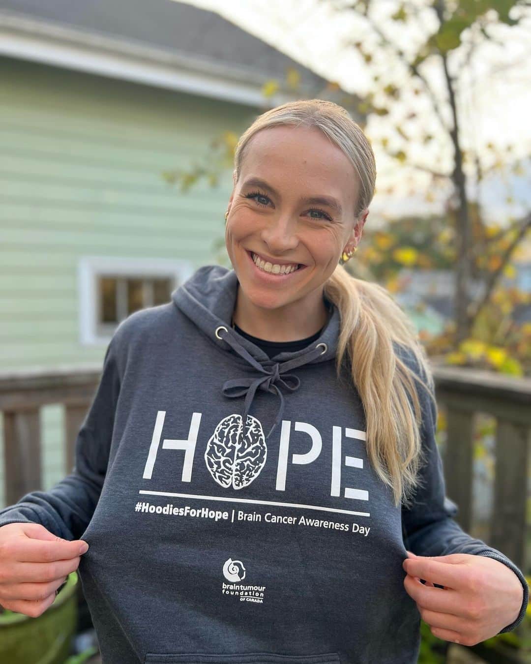 エリー・ブラックのインスタグラム：「Today is #BrainCancerAwarenessDay in Canada 🧠   Did you know that of the 27 Canadians diagnosed with a brain tumour every day in Canada, 8 will find out they have brain cancer? Malignant or not, brain tumours are life-altering, and treatment options are limited and often invasive.  Help me raise awareness for brain cancer by wearing a toque or a hoodie and sharing your picture on social media with hashtags #HatsForHope and #HoodieForHope ❤️  To learn more, visit www.HatsForHope.ca. @braintumourfdn」