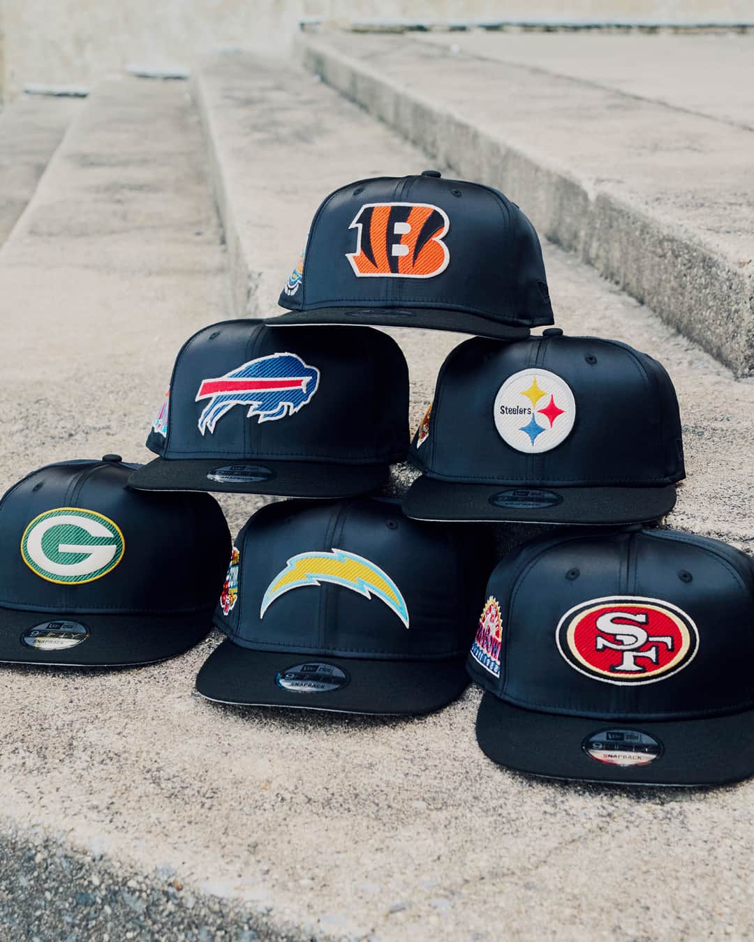 ニューエラ・キャップのインスタグラム：「Add some elegance to your fit with NFL Satin. Available now in black 9FIFTYs and team color 59FIFTYs.」