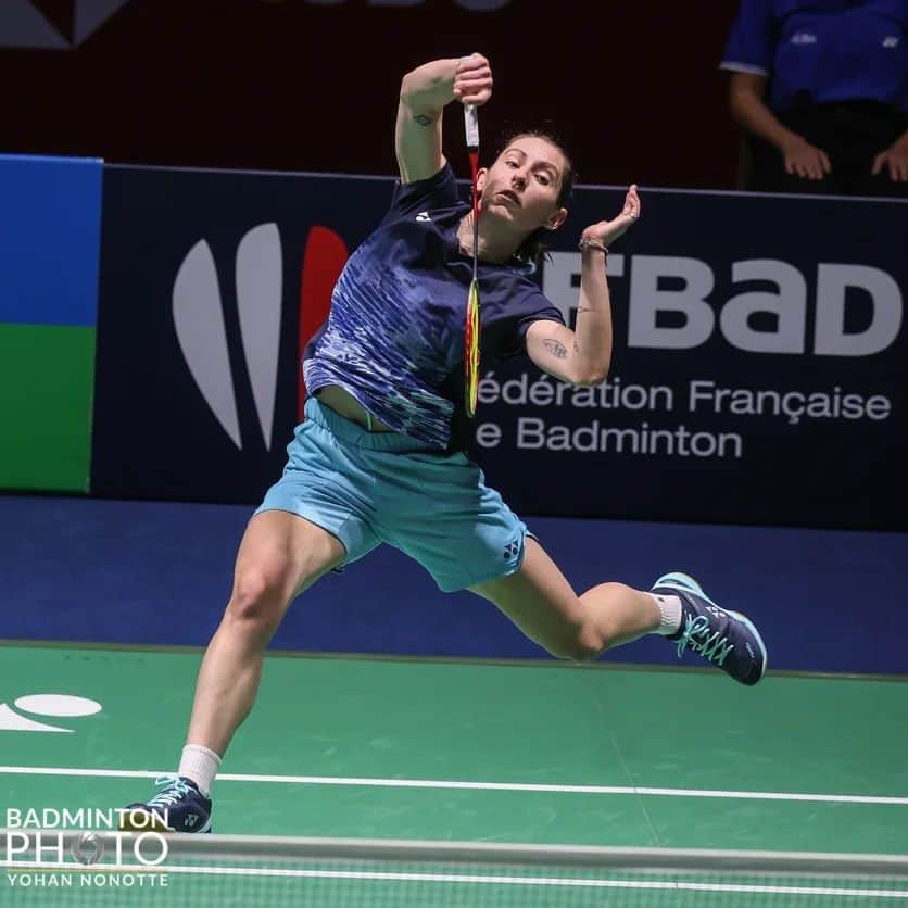 カースティ・ギルモアさんのインスタグラム写真 - (カースティ・ギルモアInstagram)「How I turned up for my match this morning vs how I walked on court ✌🏼✨️ I still don't have my luggage as I write this post but a massive thanks to my teammates, @yonex_badminton, and @steviehighhill for sorting me out with various items 🙏🏼🫶🏼🥰  Happy with my first round win. A training day tomorrow then back at it on Thursday. (Since we're in France) Allez 🥖  📷- @badmintonphoto_official」10月24日 23時00分 - kirstygilmourr