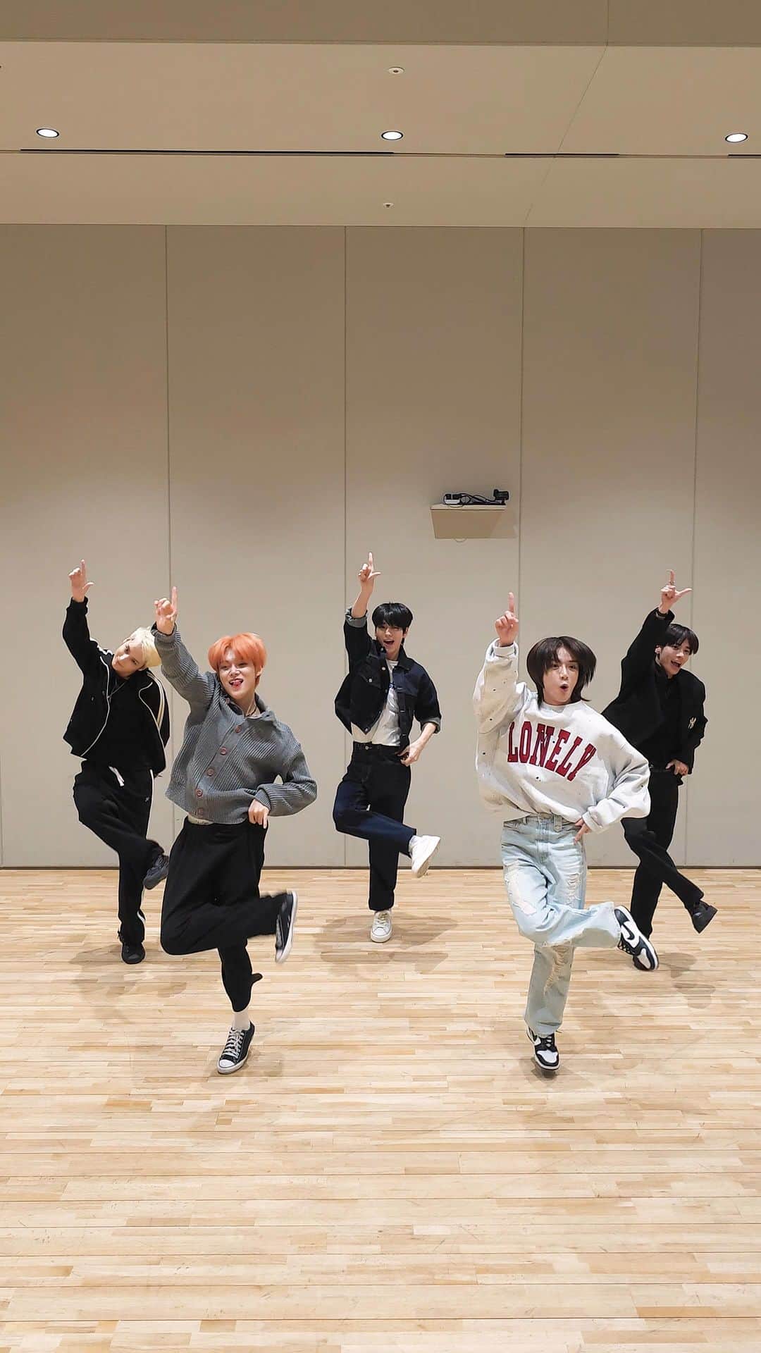 Tomorrow X Togetherのインスタグラム：「(🐰🦊🧸🐿️🐧)⊃━☆•*⋆.𝑗𝑢𝑠𝑡 𝑙𝑖𝑘𝑒 𝑎 𝑓𝑎𝑖𝑟𝑦 𝑡𝑎𝑙𝑒 𝑒𝑛𝑑𝑖𝑛𝑔₊˚·♫☆  #투모로우바이투게더 #TOMORROW_X_TOGETHER #TXT #TheNameChapter #FREEFALL #HappilyEverAfter」