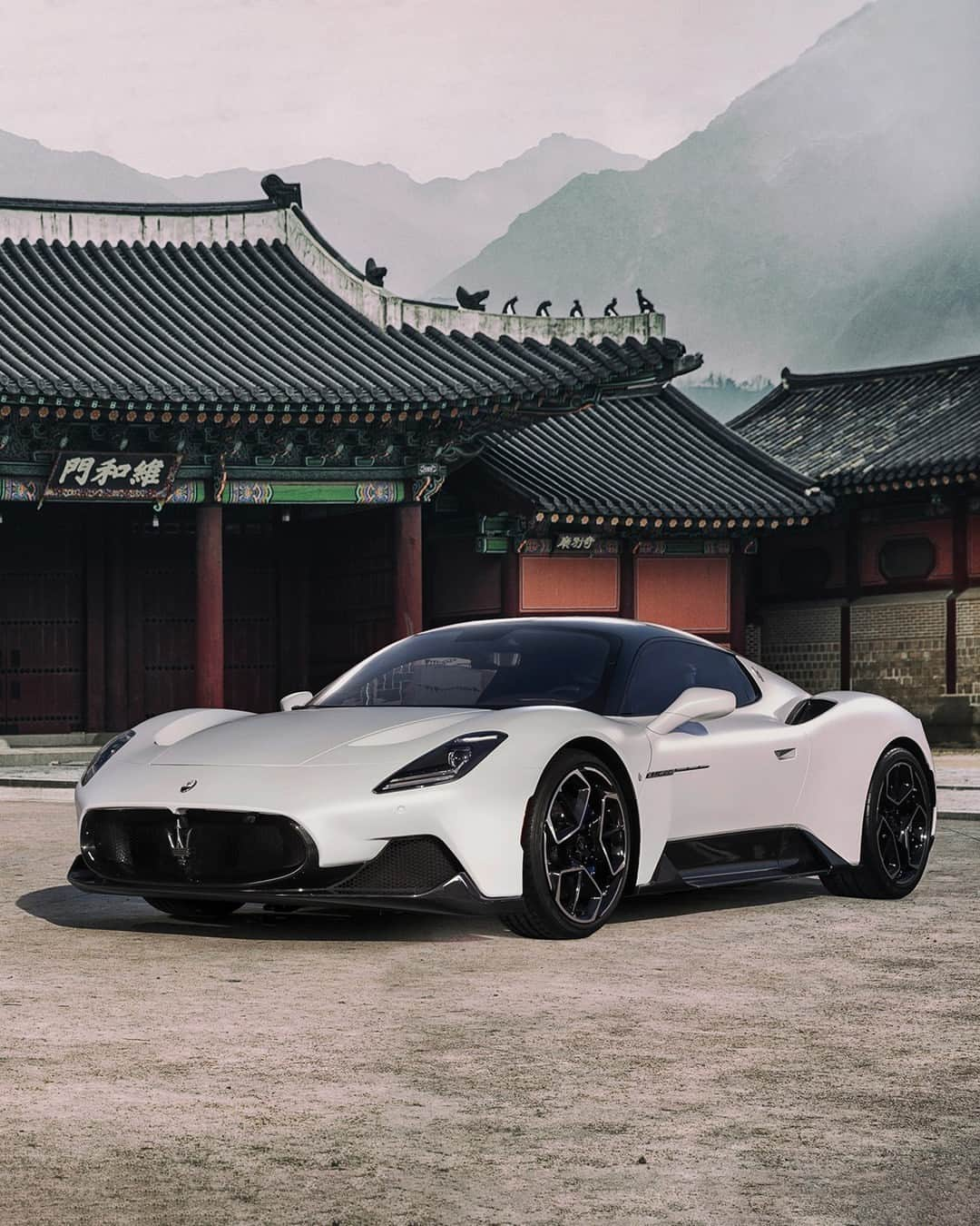 マセラティのインスタグラム：「Is the MC20 giving you an insatiable desire to see the world? Us too.⁣ Meanwhile, the Nettuno-powered super sports car is at home amidst the breathtaking sights in South Korea.⁣ #Maserati #MaseratiMC20」