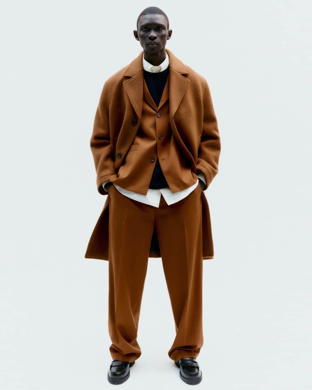 ARKETのインスタグラム：「This knee-length coat is crafted from a premium wool blend fabric. Designed in a single-breasted, lined style with two front pockets and jetted inner pockets. Explore all of our seasonal essentials: link in bio. - #ARKET - Matching trousers coming soon.」