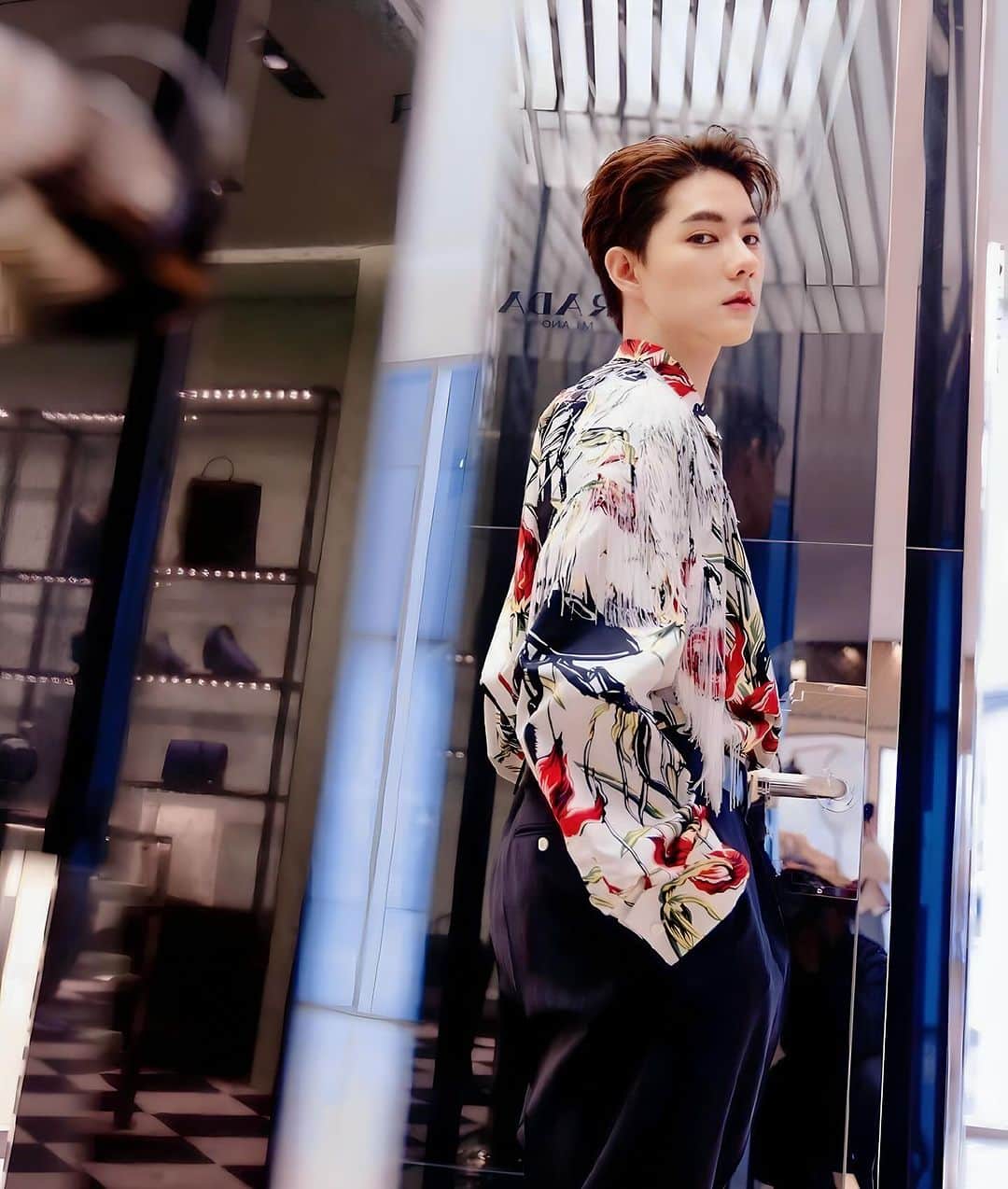 NEWYEARさんのインスタグラム写真 - (NEWYEARInstagram)「So cool☺️ #PradaSS24 #MiucciaPrada #RafSimons」10月24日 23時04分 - newyear_kitiwhut