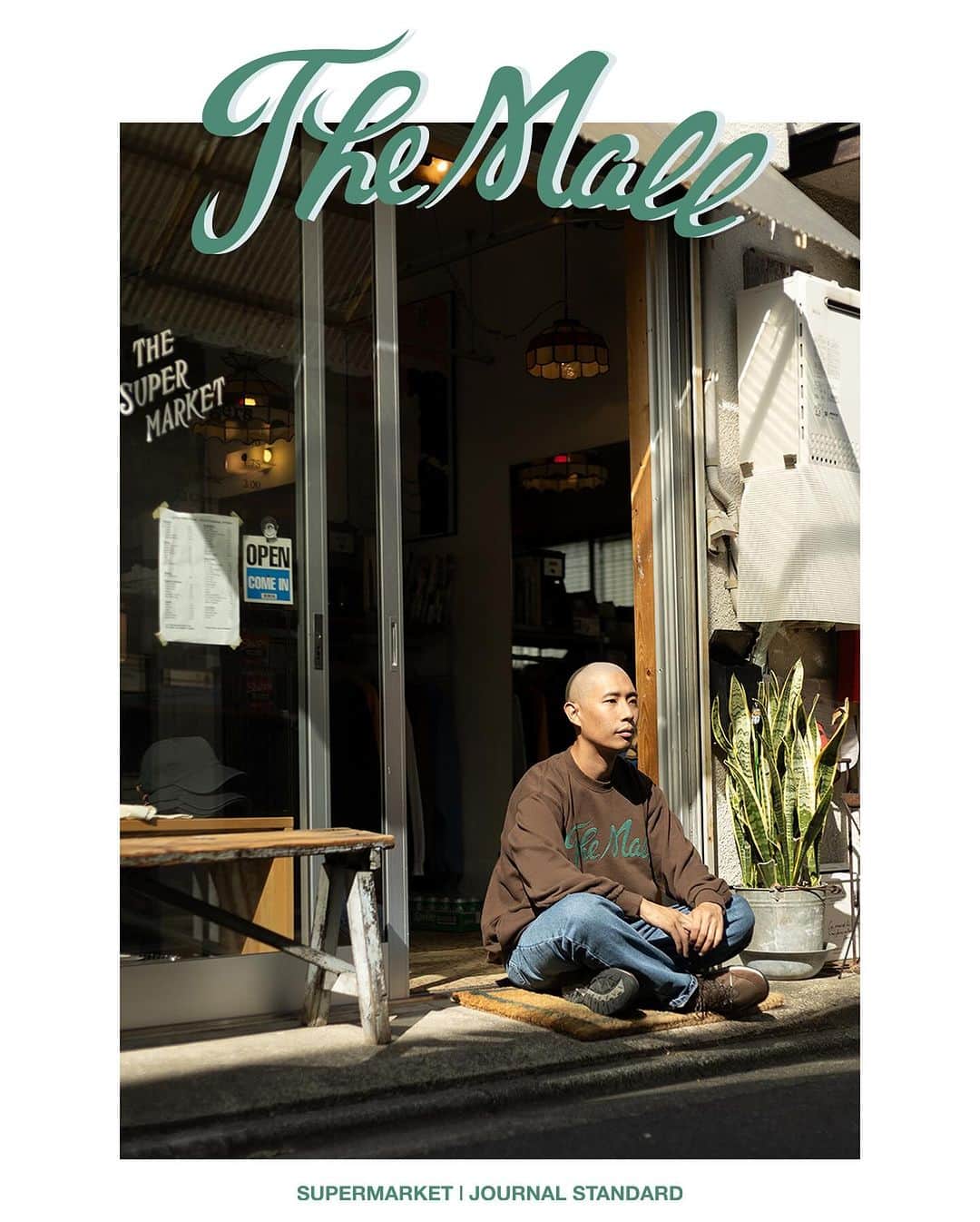 JOURNAL STANDARDのインスタグラム：「MALL プリントは飽きたから、なんか他に表現できる方法ないかと思ってたら、 新しい技術ができて早速作りまくる1985年くらいのアメリカ人の頭の中をイメージして、 生地を貼り付けるアップリケタイプのロゴスウェット。 サイドポケット付きで、機能性もプラス。これを着てピクニックでも行きたくなるような一枚です。 ———————————————————— JOURNAL STANDARDと祐天寺にあるローカルショップ「SUPERMARKET」がタッグを組み、 アメリカンなフレーバー漂うオリジナルライン【MALL（モール）】。 設定したテーマは、“肩肘の張らない親しみのある地元の商店街”。 心が落ち着くアーケード街、アウトレットモール、地元のショッピングモールに売っていそうなアイテムを、 両者の背景であるアメリカというエッセンスを注いで製作しました。 ———————————————————— #2023aw #journalstandard #baycrews #fashion #journalstandardmens #journalstandardladies #ジャーナルスタンダード」