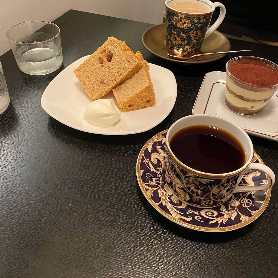 mar.ayaのインスタグラム：「これも投稿したつもりでしてなかった🫢 近くに住んでた時何度か伺ったパパゲ喫茶。 埼京線ユーザーや商店街好きな方々、十条商店街に行くことがあれば是非！ お店内を走る電車やジオラマは見入っちゃう… 今回は停留所横の席だったので、電車が出たり停まったりするのをずっと見てた… たくさんのカップの中から好きなカップを選ばせてもらえるのも楽しみの一つ。 また近々行けますように🚃☕️」
