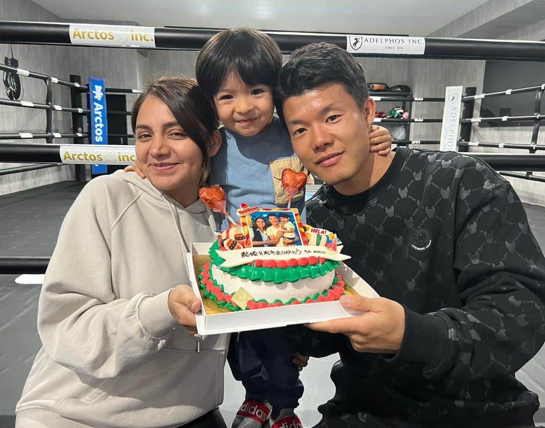亀田和毅のインスタグラム：「今日は10月24日結婚8周年記念日😍 シルセには感謝しかないです。いつも支えてくれてありがとう😊これからも力合わせて頑張っていこな。愛してる😘  Hoy cumplimos 8 años de casados. Muchas gracias por todo lo que me has dado. yo te haré muy feliz y estemos juntos para siempre. Te amo mucho mi amor 🥰 @cirku @noahkameda」