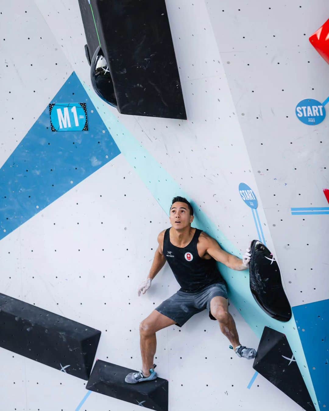 シーン・マコールのインスタグラム：「Being part of these Major Games as a part of @teamCanada and @climbCanada has been an absolute thrill and privilege. I am so blessed to be surrounded by like-minded high performance athletes striving to achieve their best performances. Not only in climbing, but talking to the other athletes, staff, coaches, medical, and everyone else I met these Games have been such good experiences. ⠀⠀⠀⠀⠀⠀⠀⠀⠀ My favourite part, besides climbing of course was sitting in our Team Canada house watching the other sports with a steady flow of athletes from those other sports filtering through. I learned "everything" about Taekwondo, Diving, Gymnastics, Cycling, and a smattering of other sports. It's amazing meeting these elite athletes and talking shop 🔧! I alsp did my fair share of climbing teaching which I love, and I'm happy the other athletes are also interested in the sport I fell in love with. ❤️  ⠀⠀⠀⠀⠀⠀⠀⠀⠀ The finals were hard in more ways than one. My fall from the top of M4 put forth a series of events that I can only describe as the biggest challenge of my climbing career. My eyes swell with tears just thinking and writing about it. In short, I cracked a rib on landing, and then did everything I could to make it to the finish line. There was fear, tears, pain, doubt, tape and ice but perseverance and stubbornness eventually prevailed. I did climb my route, in whatever capacity I could. It wasn't perfect with the ever increasing pain but it wasn't bad either. I'm proud of what I did, and I will still leave these Games with a sense of accomplishment. ⠀⠀⠀⠀⠀⠀⠀⠀⠀ More to come in the following days. Thank you to my teammates, coaches, medical staff, support staff, and COC staff. You all made this trip incredible in multiple ways. ⠀⠀⠀⠀⠀⠀⠀⠀⠀ 📸 by @lenadrapella #santiago2023 #climbing #teamcanada」
