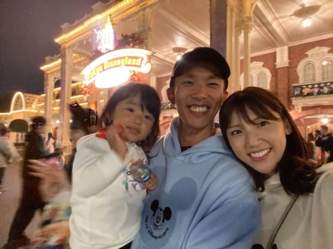 森脇亜紗紀さんのインスタグラム写真 - (森脇亜紗紀Instagram)「パパ、お誕生日おめでとう🥰 前日にお家でお祝いして、当日はまさかの 娘が喜ぶ所へ行こう！とのことで、、笑 初めて家族3人でディズニーへ✨ 娘の喜ぶ顔が見れて幸せな思い出になりました♡  娘が生まれてから、娘への溺愛度が 毎日更新されているパパ、、👨‍👧💓笑 どんなに忙しくても、娘への愛はもちろん 育児も家事も、全力で協力してくれて🥹 毎日みんな笑顔でいられるのはパパの おかげです☺️いつも本当にありがとうー！！」10月24日 23時17分 - asaki516