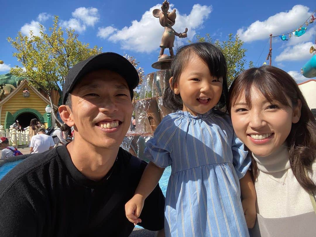 森脇亜紗紀さんのインスタグラム写真 - (森脇亜紗紀Instagram)「パパ、お誕生日おめでとう🥰 前日にお家でお祝いして、当日はまさかの 娘が喜ぶ所へ行こう！とのことで、、笑 初めて家族3人でディズニーへ✨ 娘の喜ぶ顔が見れて幸せな思い出になりました♡  娘が生まれてから、娘への溺愛度が 毎日更新されているパパ、、👨‍👧💓笑 どんなに忙しくても、娘への愛はもちろん 育児も家事も、全力で協力してくれて🥹 毎日みんな笑顔でいられるのはパパの おかげです☺️いつも本当にありがとうー！！」10月24日 23時17分 - asaki516