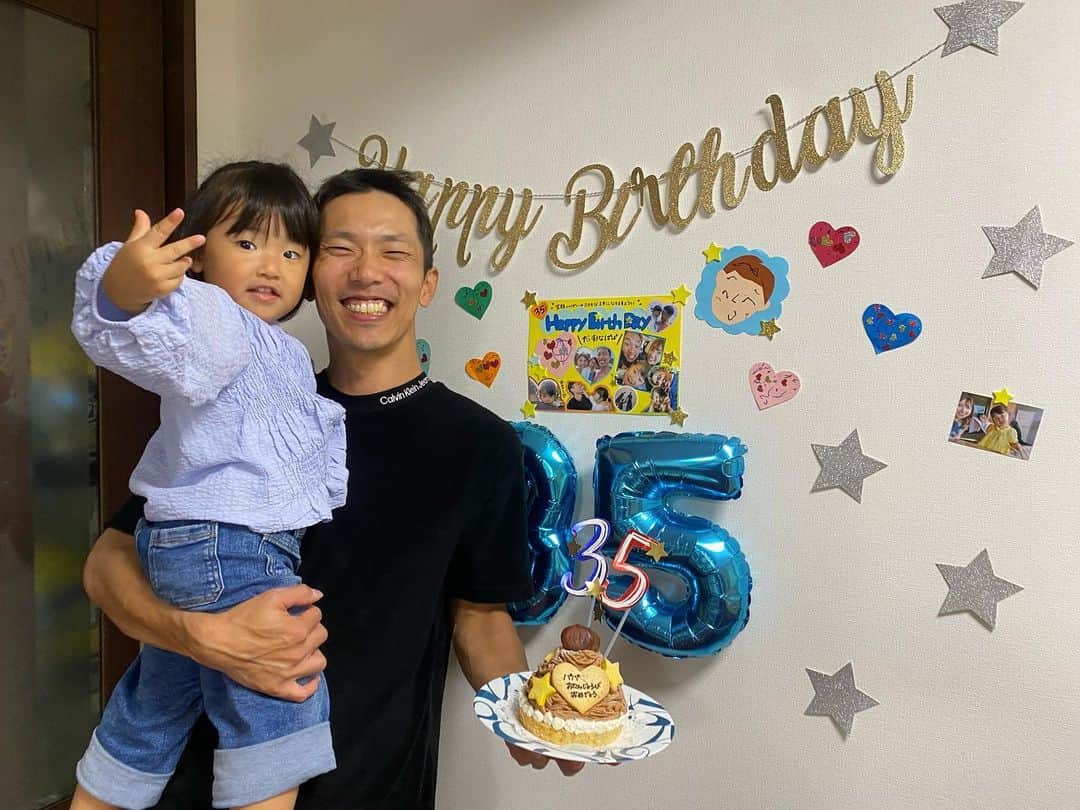 森脇亜紗紀さんのインスタグラム写真 - (森脇亜紗紀Instagram)「パパ、お誕生日おめでとう🥰 前日にお家でお祝いして、当日はまさかの 娘が喜ぶ所へ行こう！とのことで、、笑 初めて家族3人でディズニーへ✨ 娘の喜ぶ顔が見れて幸せな思い出になりました♡  娘が生まれてから、娘への溺愛度が 毎日更新されているパパ、、👨‍👧💓笑 どんなに忙しくても、娘への愛はもちろん 育児も家事も、全力で協力してくれて🥹 毎日みんな笑顔でいられるのはパパの おかげです☺️いつも本当にありがとうー！！」10月24日 23時17分 - asaki516