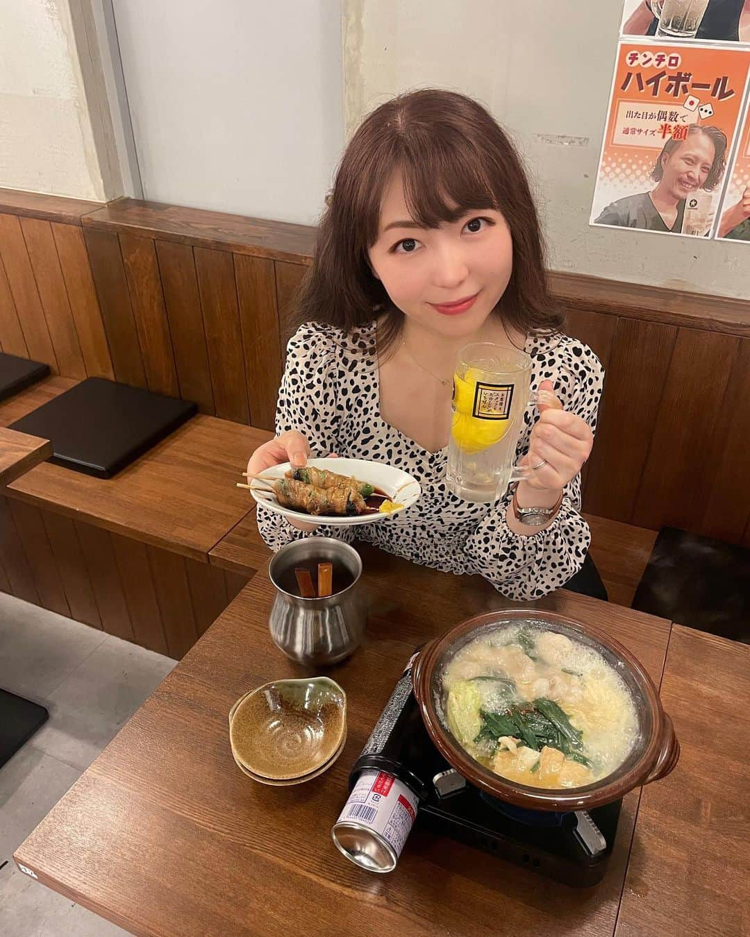 小川理子のインスタグラム：「神奈川 ・川崎ごはん♡今月オープンの大衆居酒屋『もつ焼き じんべえ』で、しっかりモツを堪能してきた！  まず、お店おすすめなのも分かる絶品 「国産牛 牛すじ煮込み」✨ お肉ホロホロ‼︎私の最推し🤤  「黒毛和牛もつ鍋」 白味噌か醤油味か選べるのだけど、白味噌で。カラダに優しい味のほっこりスープにぷりぷりな大きなモツ🤤寒くなって来たし、鍋は本当最高  「おまかせもつ焼き5種盛」 盛り合わせのタレ味で、色々楽しめた✨ 追加の「ピーマンチーズ肉巻き」は、間違いなかった！♡  おなかいっぱいになってしまって、 鍋の〆も食べれなかった🥺 チーズ雑炊狙ってたの、、笑  川崎においしいモツが食べれるお店がオープンして嬉しい‼︎ ご馳走様でした✨  PR もつ焼き じんべえ @jinbee_kawasaki #もつ焼きじんべえ #川崎グルメ #川崎居酒屋 #川崎ディナー #川崎デート #もつ焼き #川崎駅グルメ #神奈川グルメ #もつ鍋好きな人と繋がりたい #レモンサワー🍋 #神奈川らぶ #kawasakiizakaya」