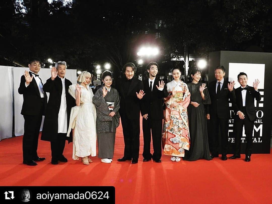 冨沢ノボルのインスタグラム：「最高㊗️  #perfectdays  #東京国際映画祭2023  #Repost @aoiyamada0624 with @use.repost ・・・ ヴィムさん、昨日も笑顔で手を広げて、 日本をだきしめてくれました。 日本に到着して数時間とは思えないほど、おおらかで、 ジョークを言って、みんなの心をほっとさせてくれます。  東京国際映画祭2023 登壇させて頂き、光栄でした。 ありがとうございました。  日本の伝統工芸品　 宇陀紙のドレスは、ヴィムさんも喜んでくださいました。 costume @udagami.costume  Hairmakeup @noboruok   『PERFECT DAYS』日本公開は12/22です。  #東京国際映画祭　10/23〜11/1 #PERFECTDAYS #WimWenders #TakumaTakasaki」