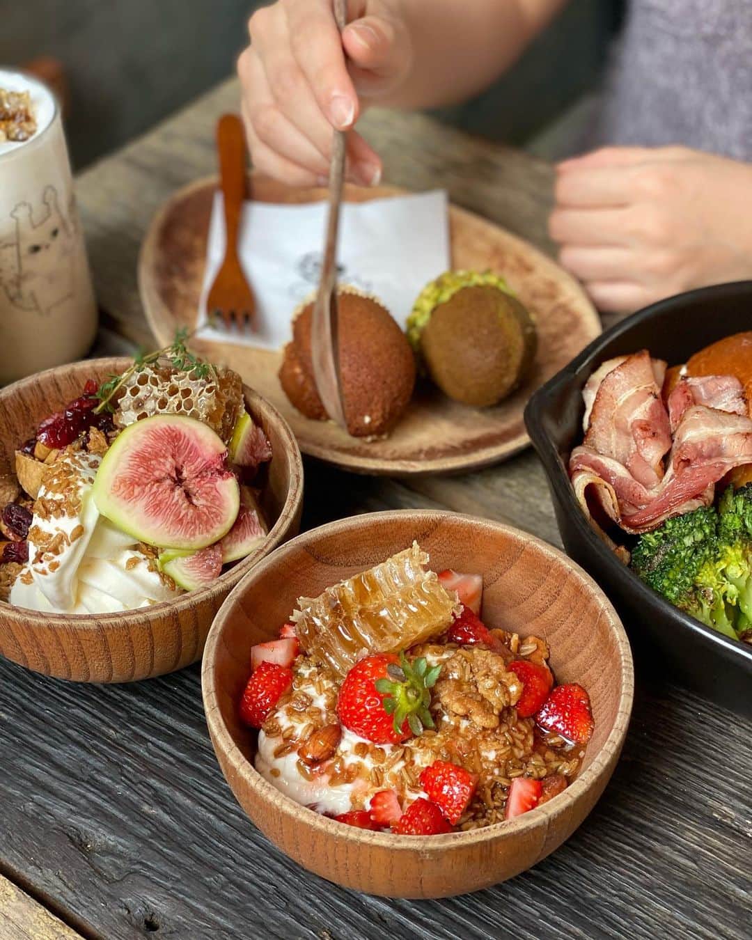 まゆまゆさんのインスタグラム写真 - (まゆまゆInstagram)「. 朝ごはんにおすすめな韓国カフェ🍳🥣🍴 @dotori__seoul  もう何度もリピートしてるソウルで大好きなカフェ🌿 1年前、はじめてインスタで見つけて、ここ絶対行きたい！って思った🥰 2店舗あるんだけど、今回は、龍山の方の店舗へ。 @mayumayu365  #dotori#韓国カフェ巡り  #종로카페 #seoulcafe#韓国カフェ #카페 #카페스타그램 #카페투어 #카페추천 #디저트카페#ソウルカフェ #まゆまゆの韓国旅🇰🇷」10月24日 23時21分 - 7mayu2mayu