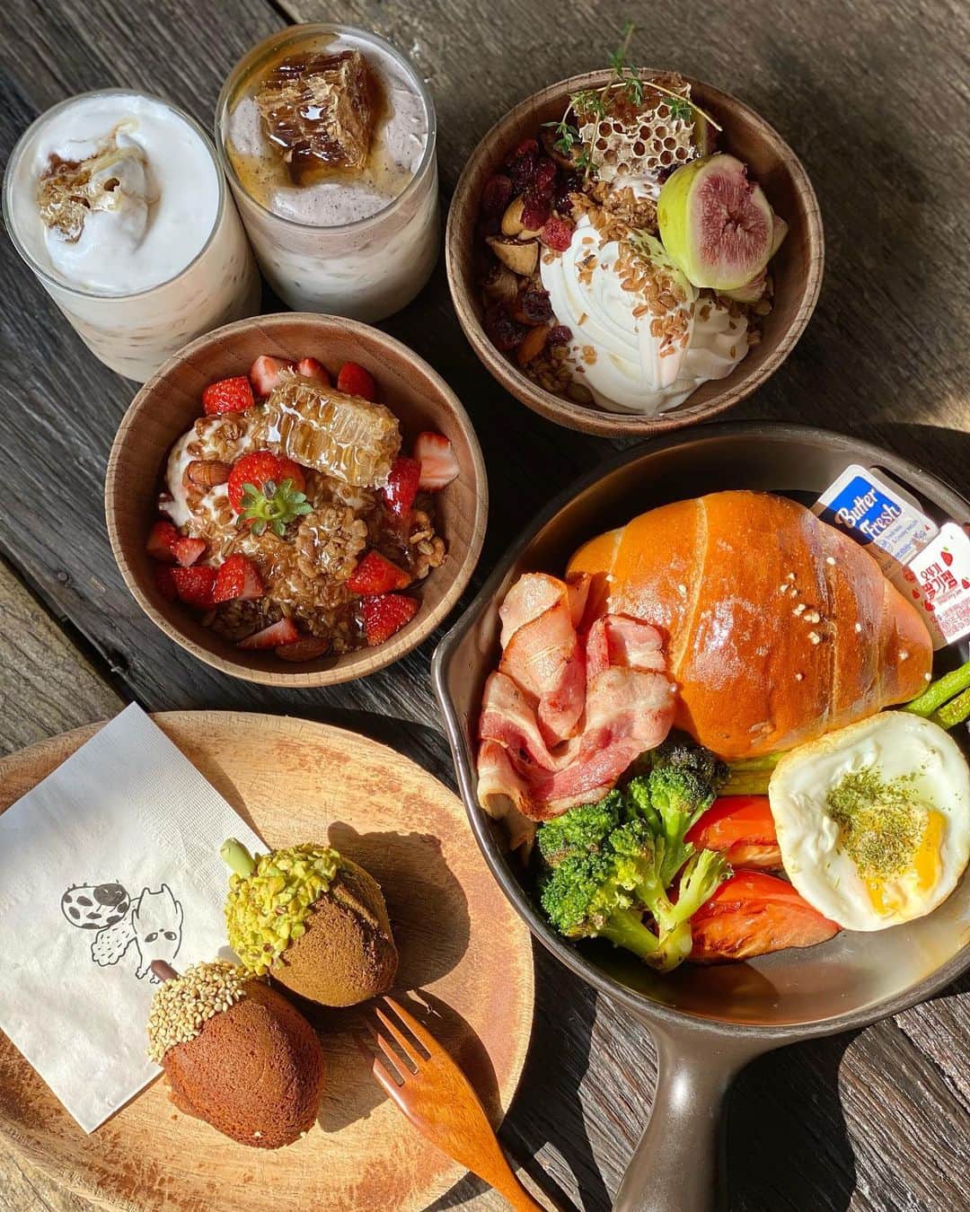 まゆまゆさんのインスタグラム写真 - (まゆまゆInstagram)「. 朝ごはんにおすすめな韓国カフェ🍳🥣🍴 @dotori__seoul  もう何度もリピートしてるソウルで大好きなカフェ🌿 1年前、はじめてインスタで見つけて、ここ絶対行きたい！って思った🥰 2店舗あるんだけど、今回は、龍山の方の店舗へ。 @mayumayu365  #dotori#韓国カフェ巡り  #종로카페 #seoulcafe#韓国カフェ #카페 #카페스타그램 #카페투어 #카페추천 #디저트카페#ソウルカフェ #まゆまゆの韓国旅🇰🇷」10月24日 23時21分 - 7mayu2mayu