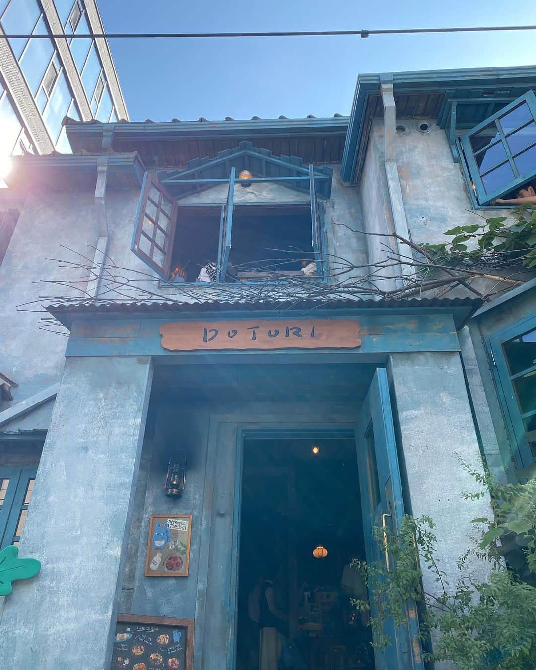 まゆまゆさんのインスタグラム写真 - (まゆまゆInstagram)「. 朝ごはんにおすすめな韓国カフェ🍳🥣🍴 @dotori__seoul  もう何度もリピートしてるソウルで大好きなカフェ🌿 1年前、はじめてインスタで見つけて、ここ絶対行きたい！って思った🥰 2店舗あるんだけど、今回は、龍山の方の店舗へ。 @mayumayu365  #dotori#韓国カフェ巡り  #종로카페 #seoulcafe#韓国カフェ #카페 #카페스타그램 #카페투어 #카페추천 #디저트카페#ソウルカフェ #まゆまゆの韓国旅🇰🇷」10月24日 23時21分 - 7mayu2mayu