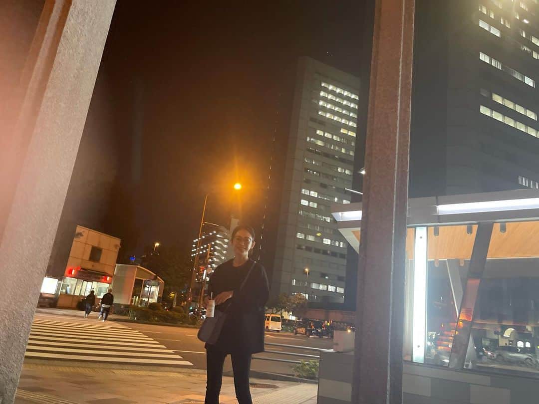 木本泉さんのインスタグラム写真 - (木本泉Instagram)「- 夜のスタバ☕️  子供目線の写真🤳  こんな景色で見えてるんですね😌  ノーメイクでUPする程でもないけどw記念に。」10月24日 23時24分 - izumikimoto