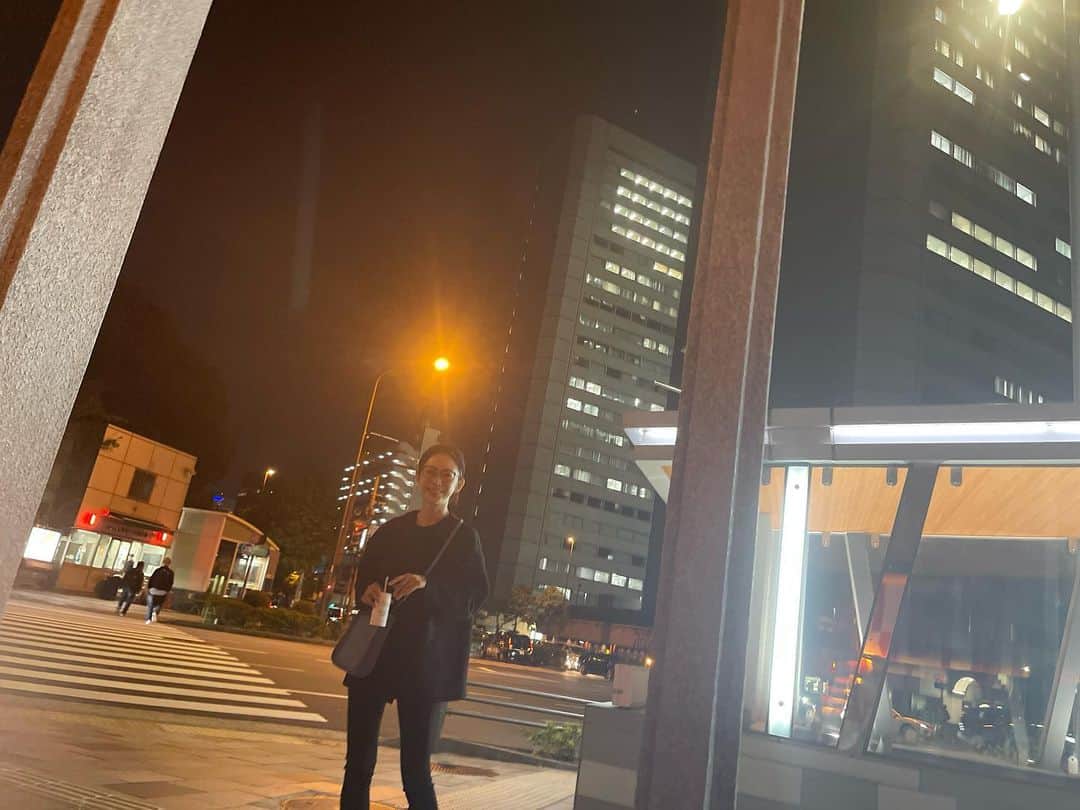 木本泉のインスタグラム：「- 夜のスタバ☕️  子供目線の写真🤳  こんな景色で見えてるんですね😌  ノーメイクでUPする程でもないけどw記念に。」