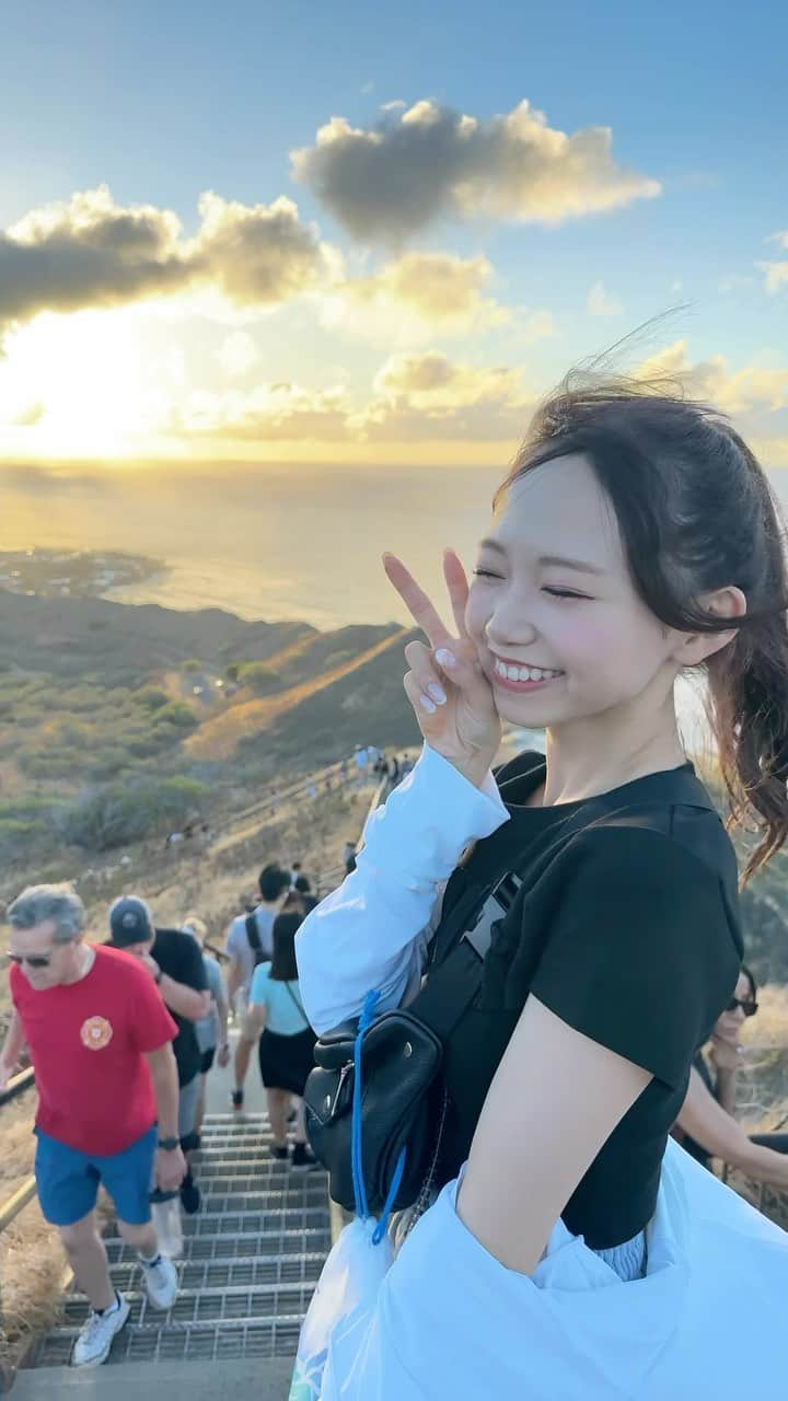 畑美紗起のインスタグラム：「ダイヤモンドヘッドきれいだった…⛰️✨ 家族4人で早起きして山登ってみにいったの🌺 朝焼けも素敵じゃない？？☀️  #ハワイ #ハワイ旅行 #ホノルル #ダイヤモンドヘッド #畑美紗起 #hawaii #trip #instagood #me #shooting #honolulu #diamondhead」